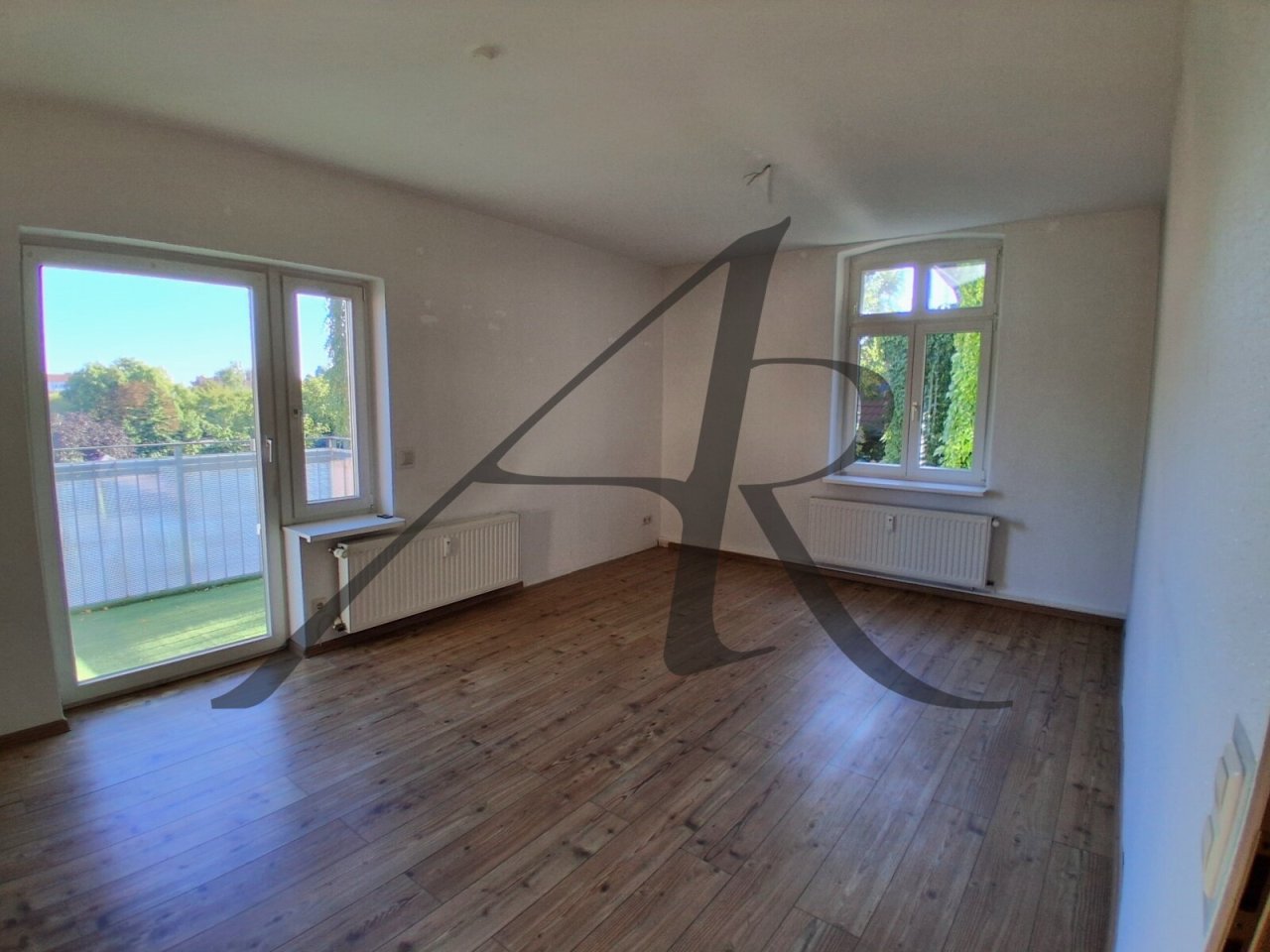 Wohnzimmer mit Balkon