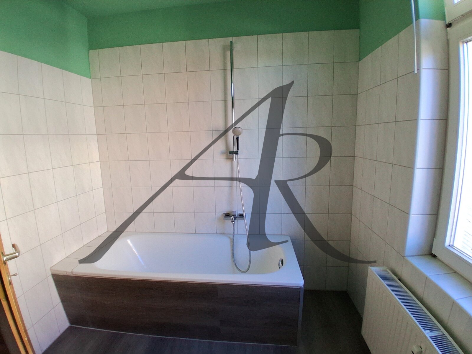 Tageslichtbad mit Badewanne