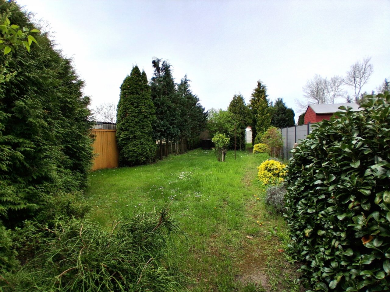 Hübscher Garten mit angrenzender Garage