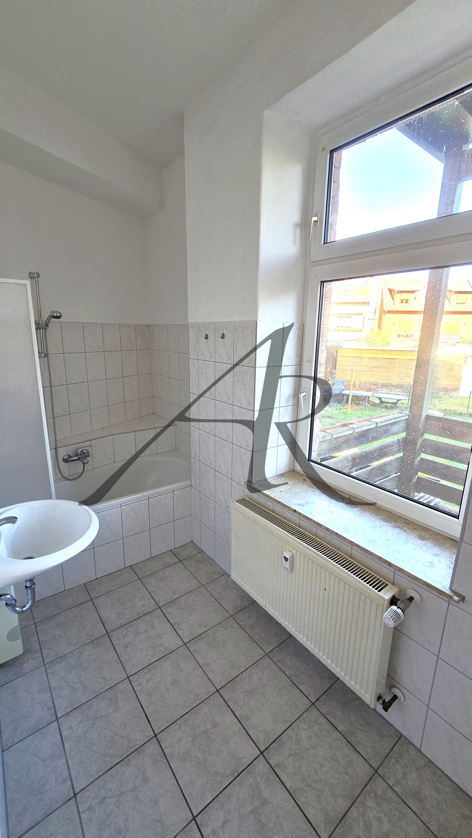 Bad mit Fenster und Badewanne Bad mit Fenster und Badewanne