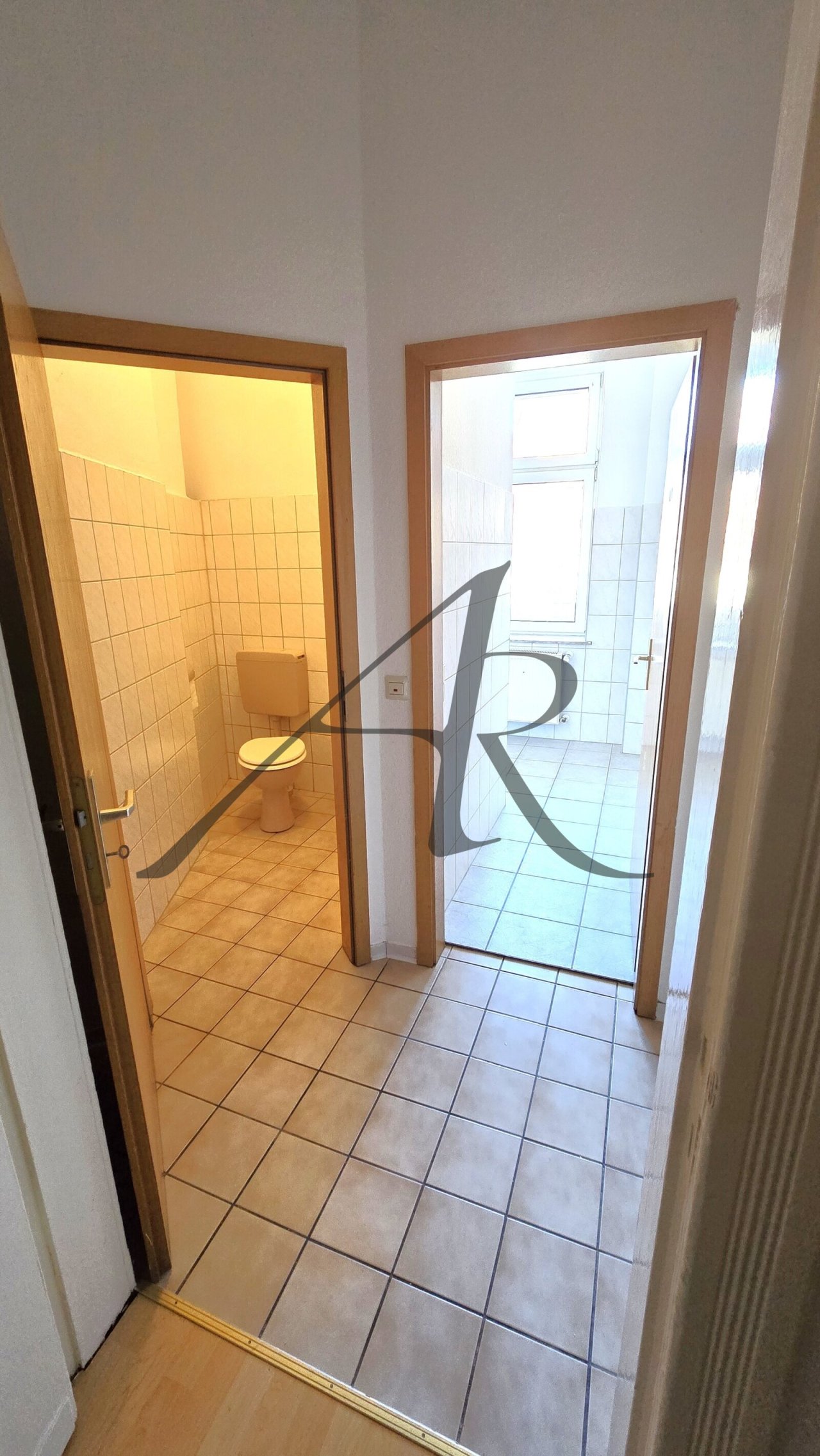 Bad mit Fenster und Badewanne Bad mit Fenster und Badewanne