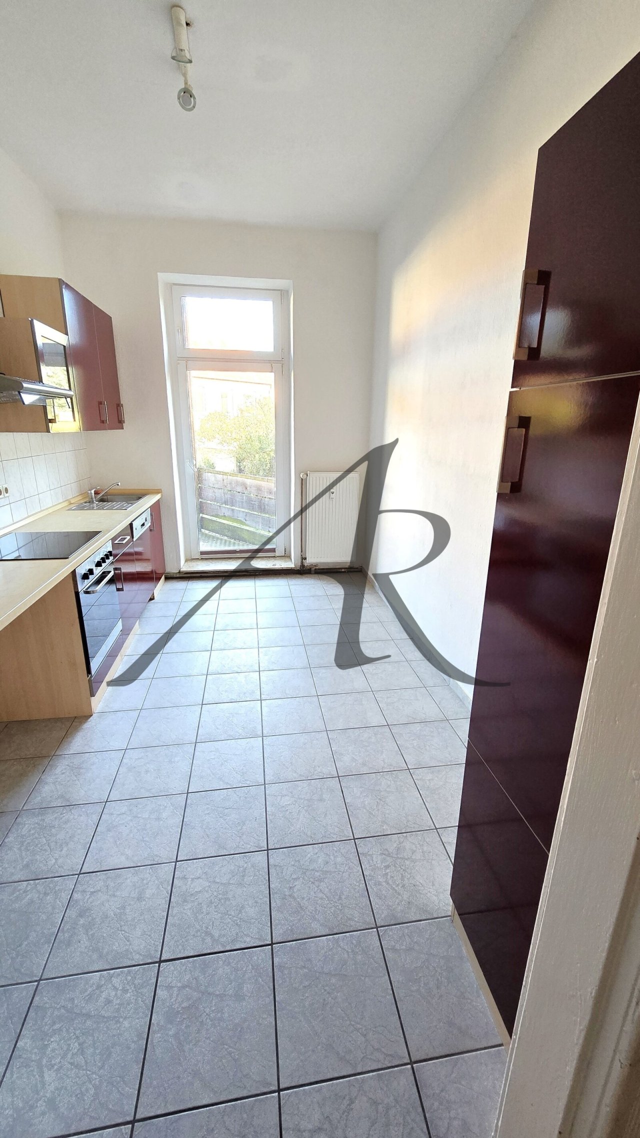 Küche mit Einbauküche und Balkon Küche mit Einbauküche und Balkon