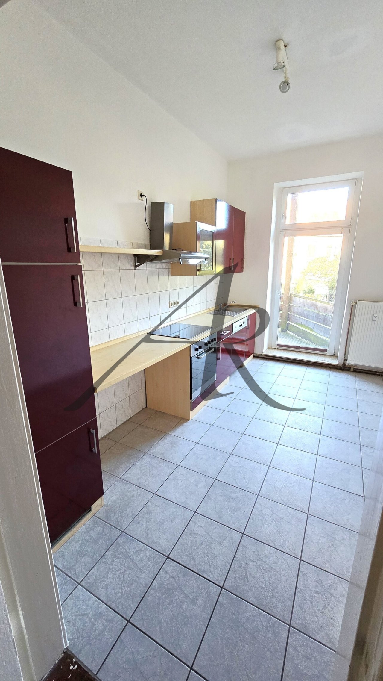 Küche mit Einbauküche und Balkon Küche mit Einbauküche und Balkon