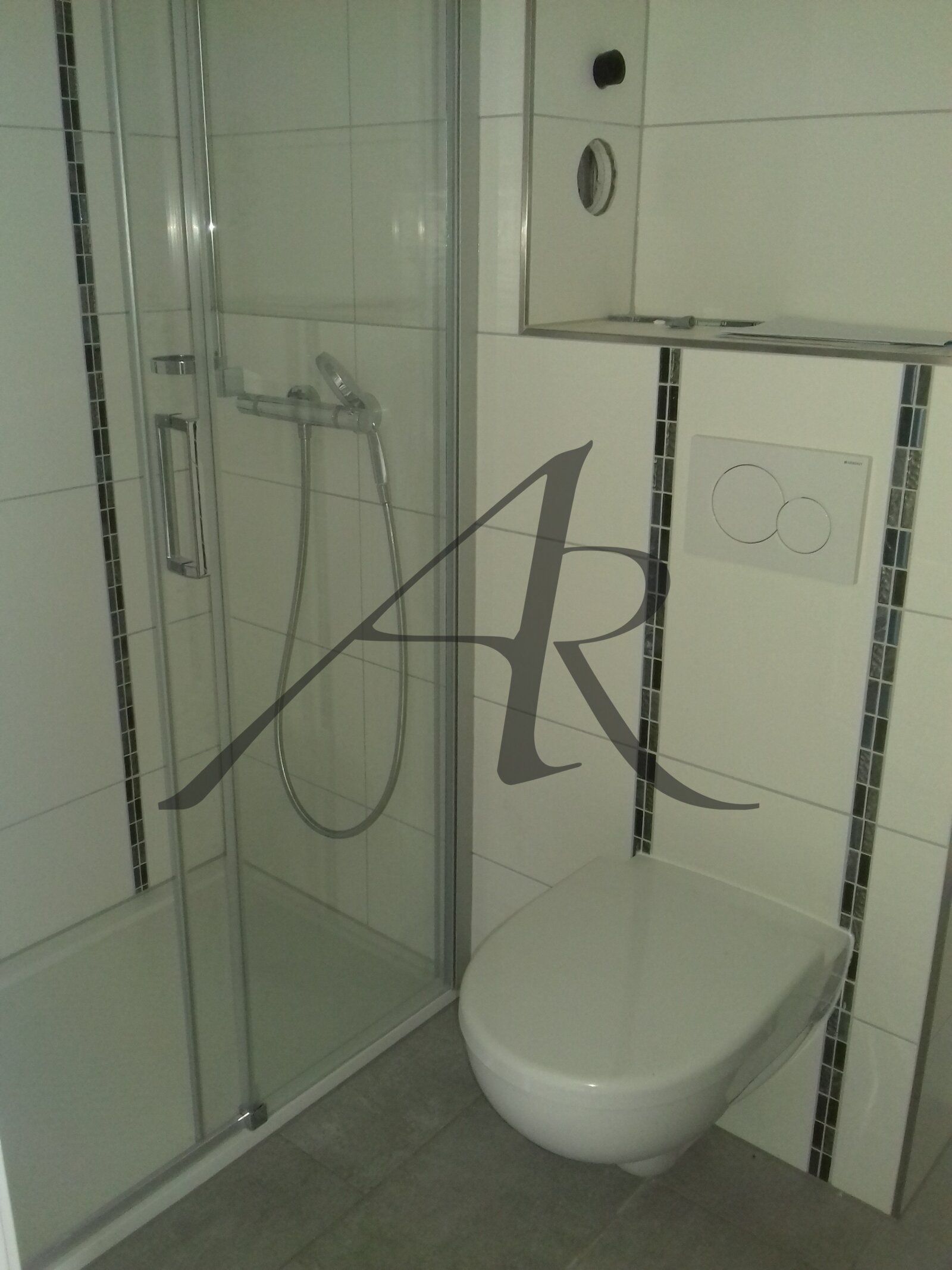 Bad mit Dusche, untere Ebene