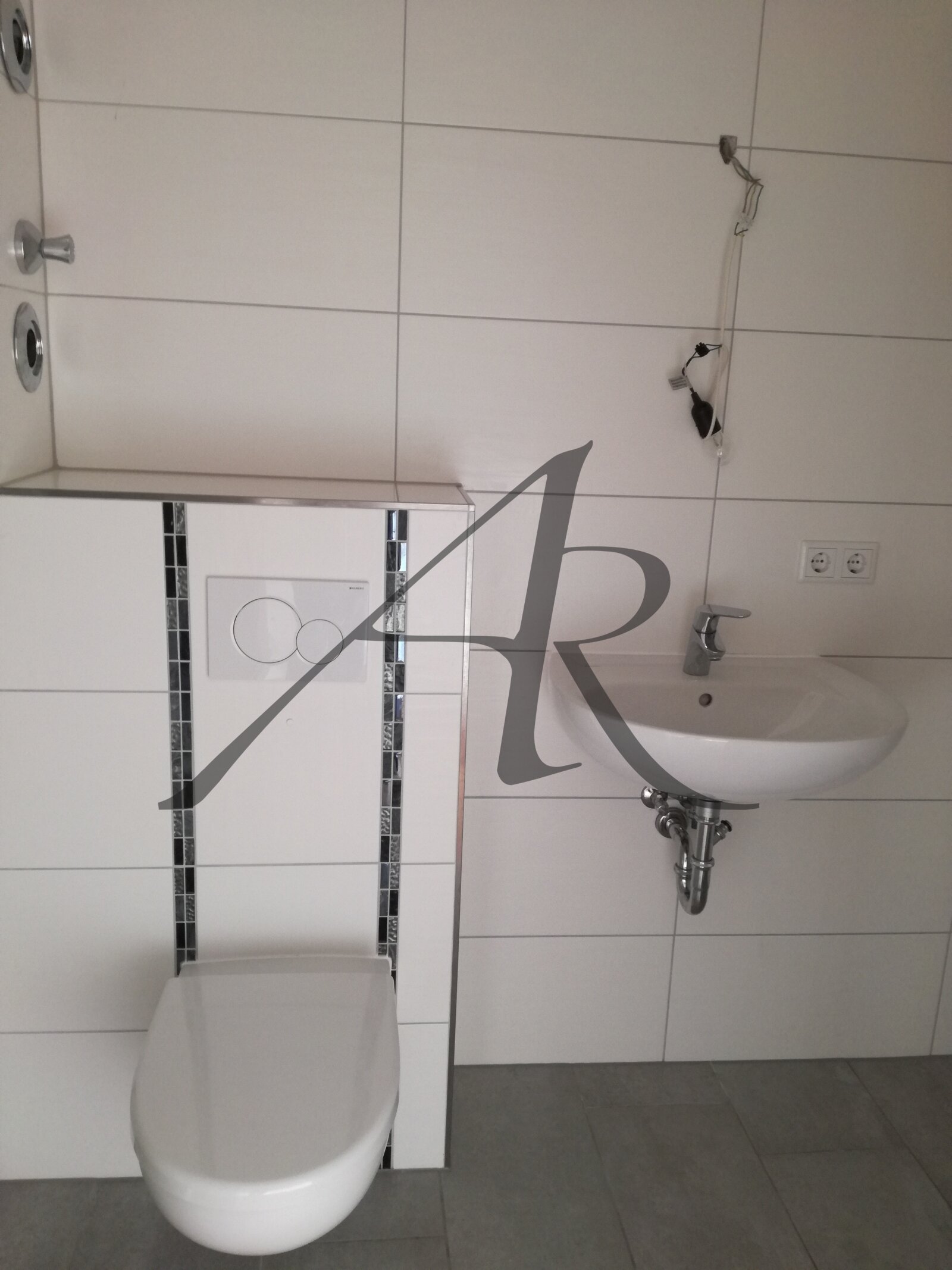 Bad mit Dusche, untere Ebene