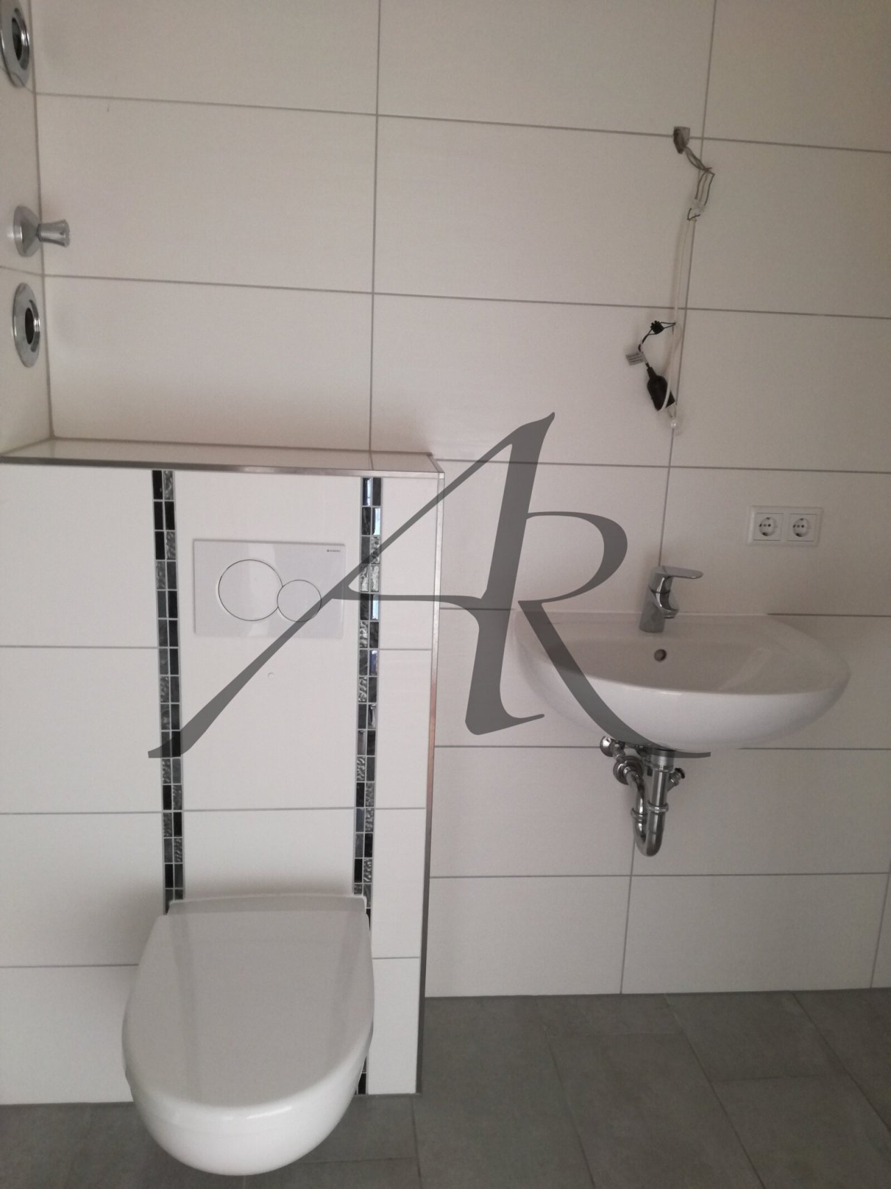 Bad mit Dusche, untere Ebene