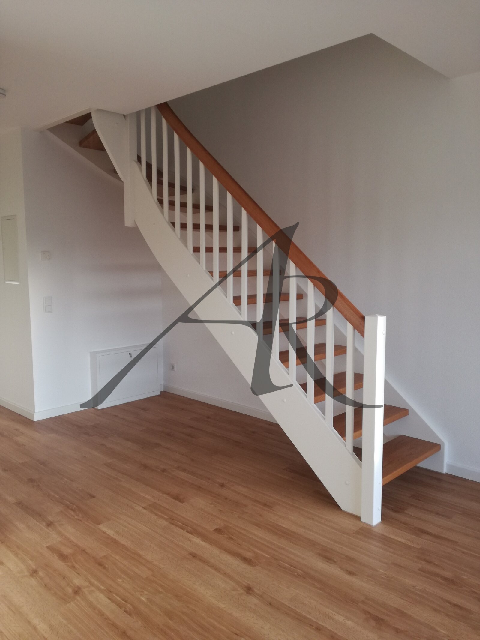 Elegante Holztreppe im Wohnzimmer