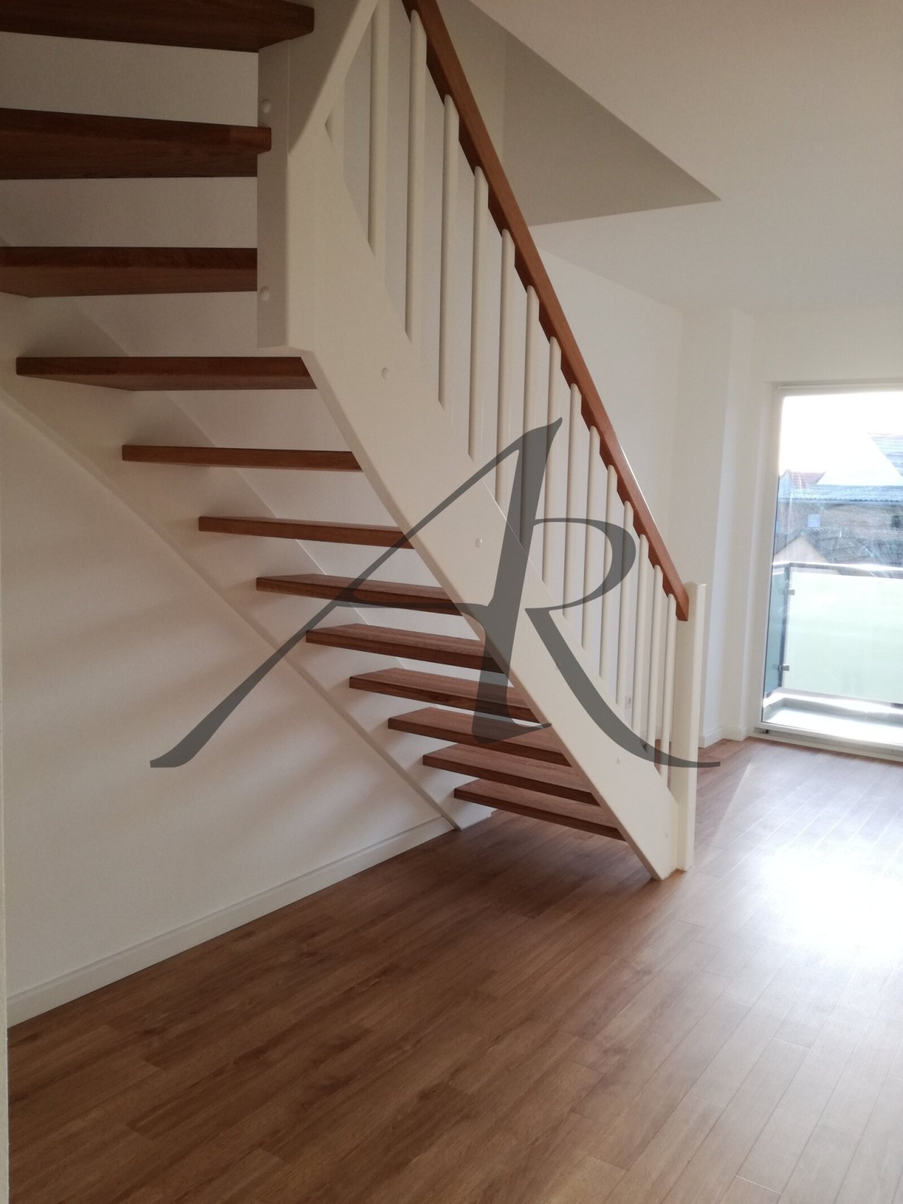 Elegante Holztreppe im Wohnzimmer