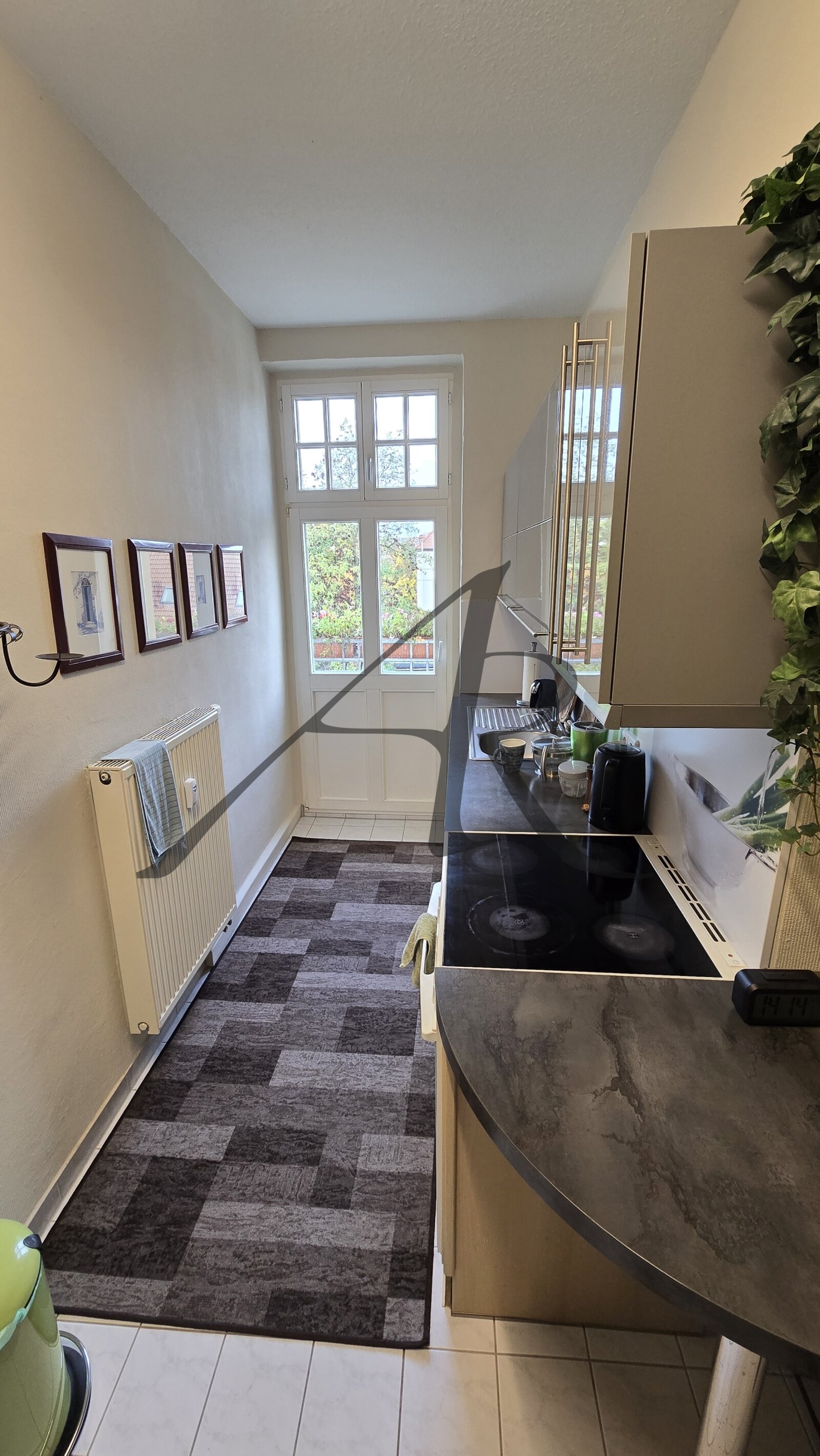 Küche mit Zugang zum Balkon