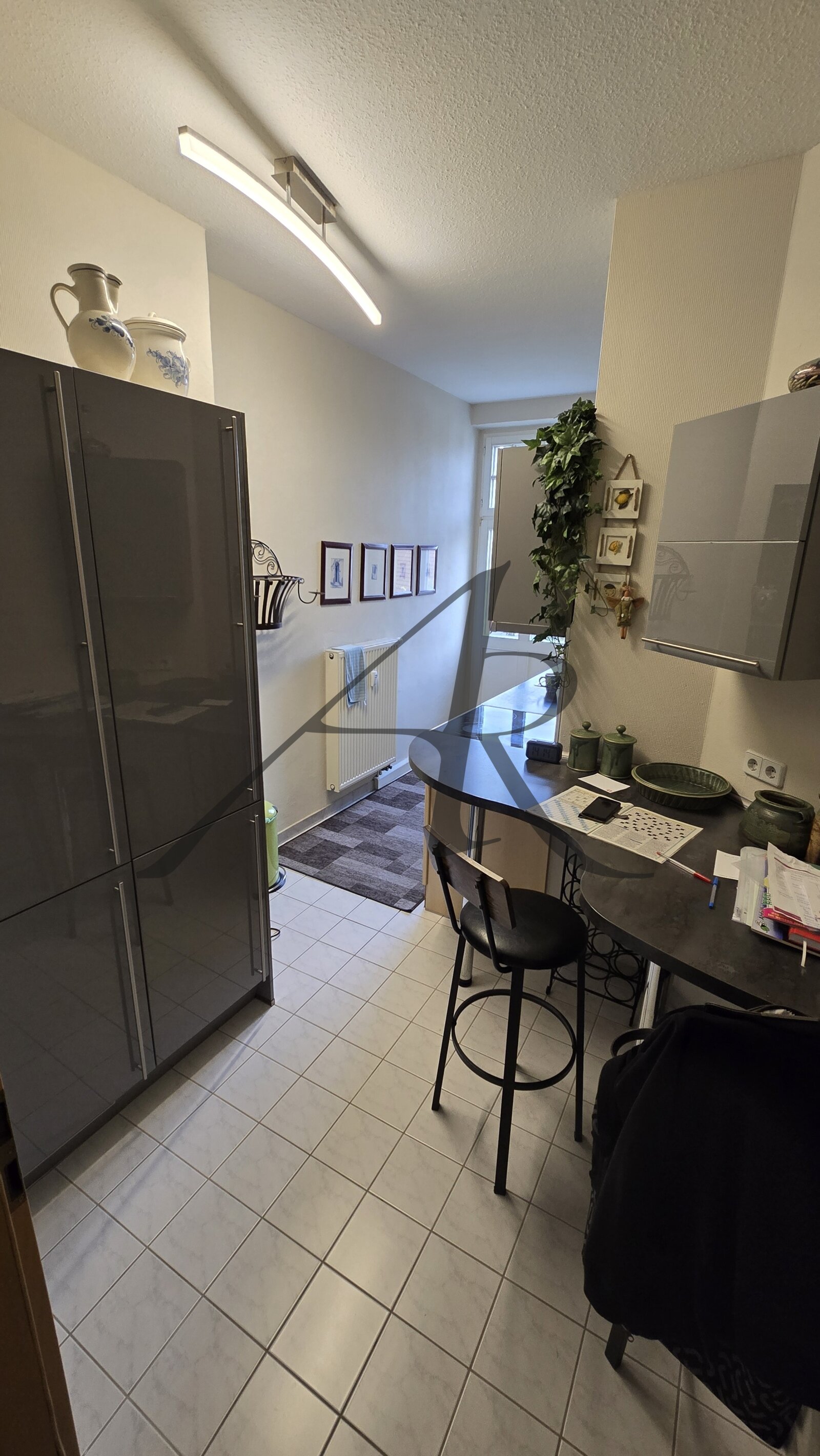 Küche mit Zugang zum Balkon