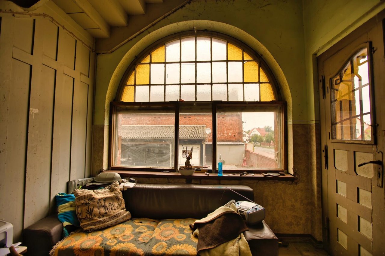 EG Eingangsbereich mit Buntglasfenstern