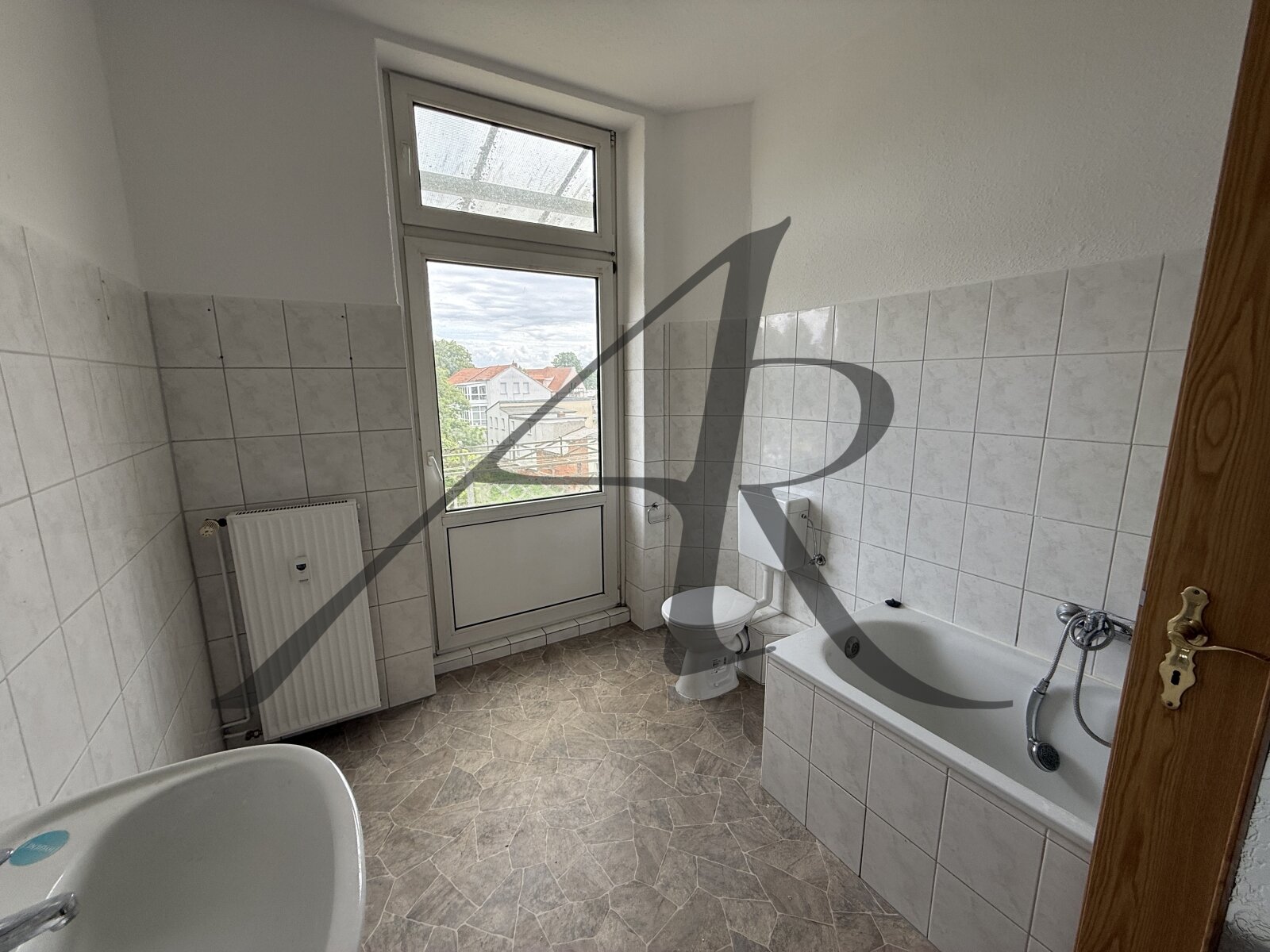 Tageslichtbad mit Dusche und Zugang zum Balkon