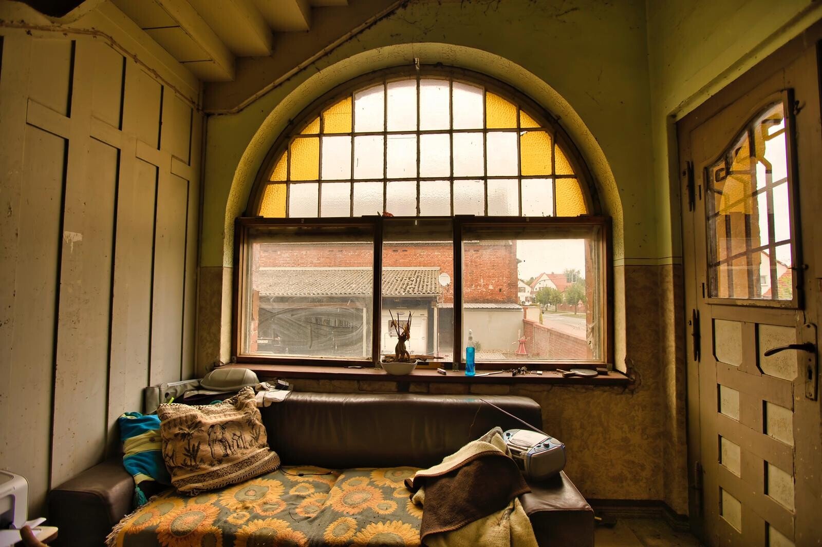 EG Eingangsbereich mit Buntglasfenstern