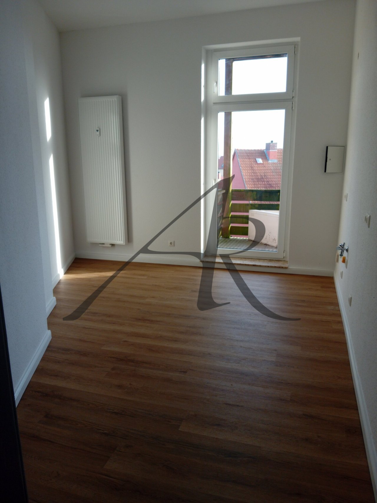 Küche mit Balkonzugang