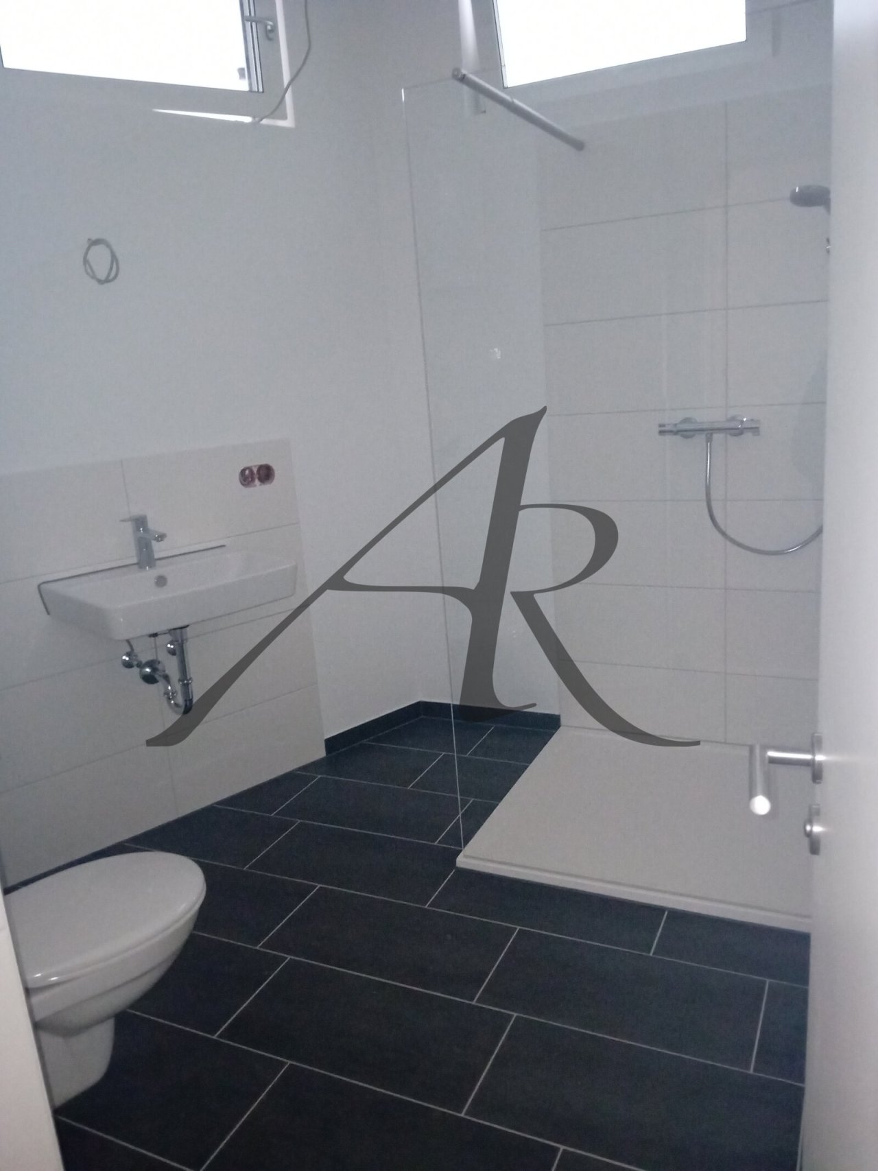 neu saniertes Bad mit Dusche