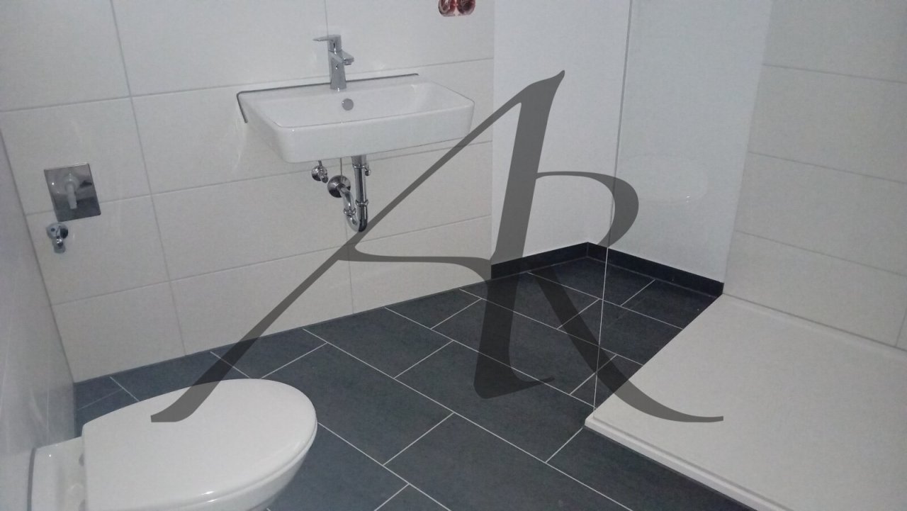 neu saniertes Bad mit Dusche