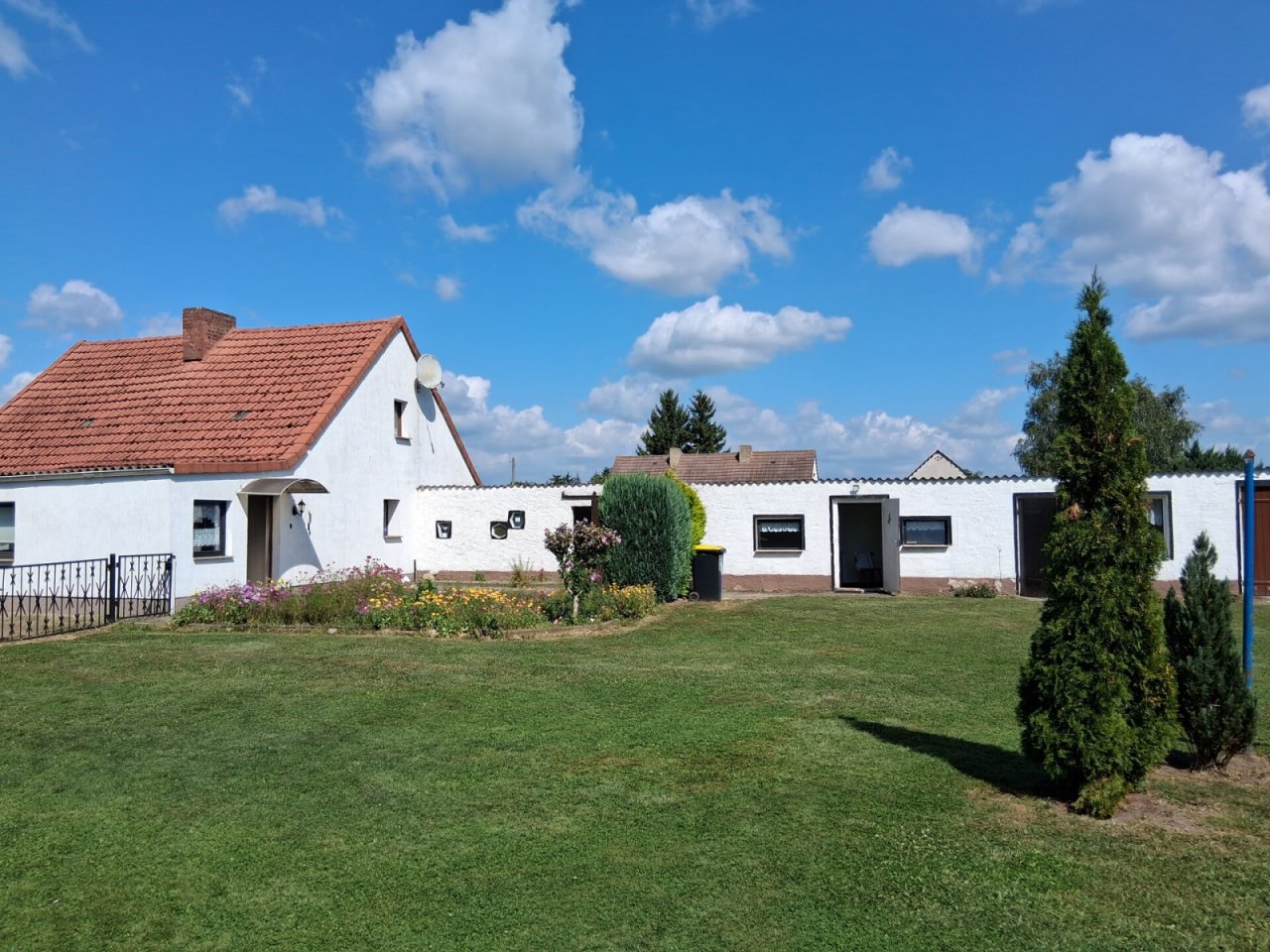 Einfamilienhaus mit Nebengelass