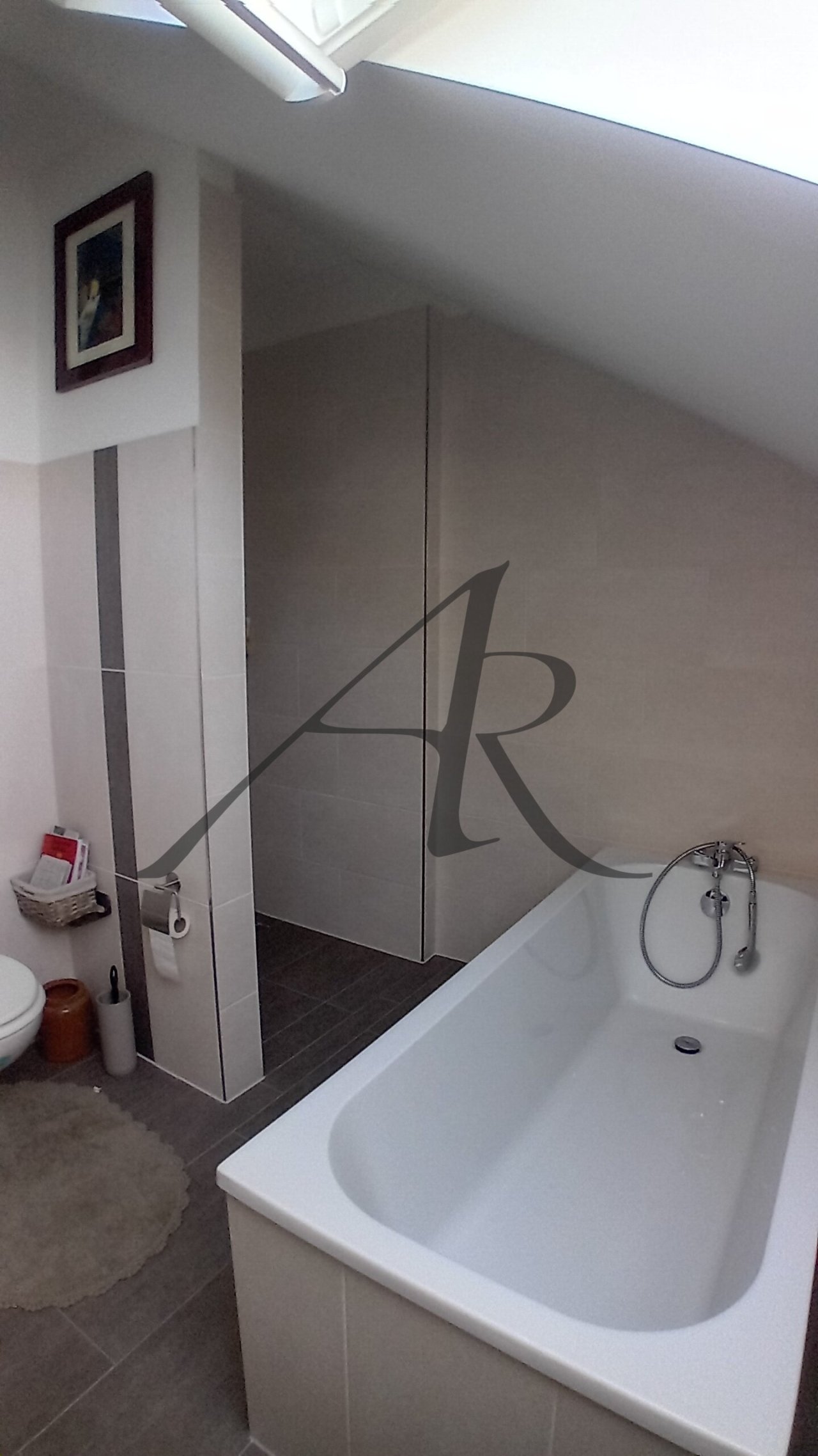 Tageslichtbad mit Badewanne und Dusche Tageslichtbad mit Badewanne und Dusche