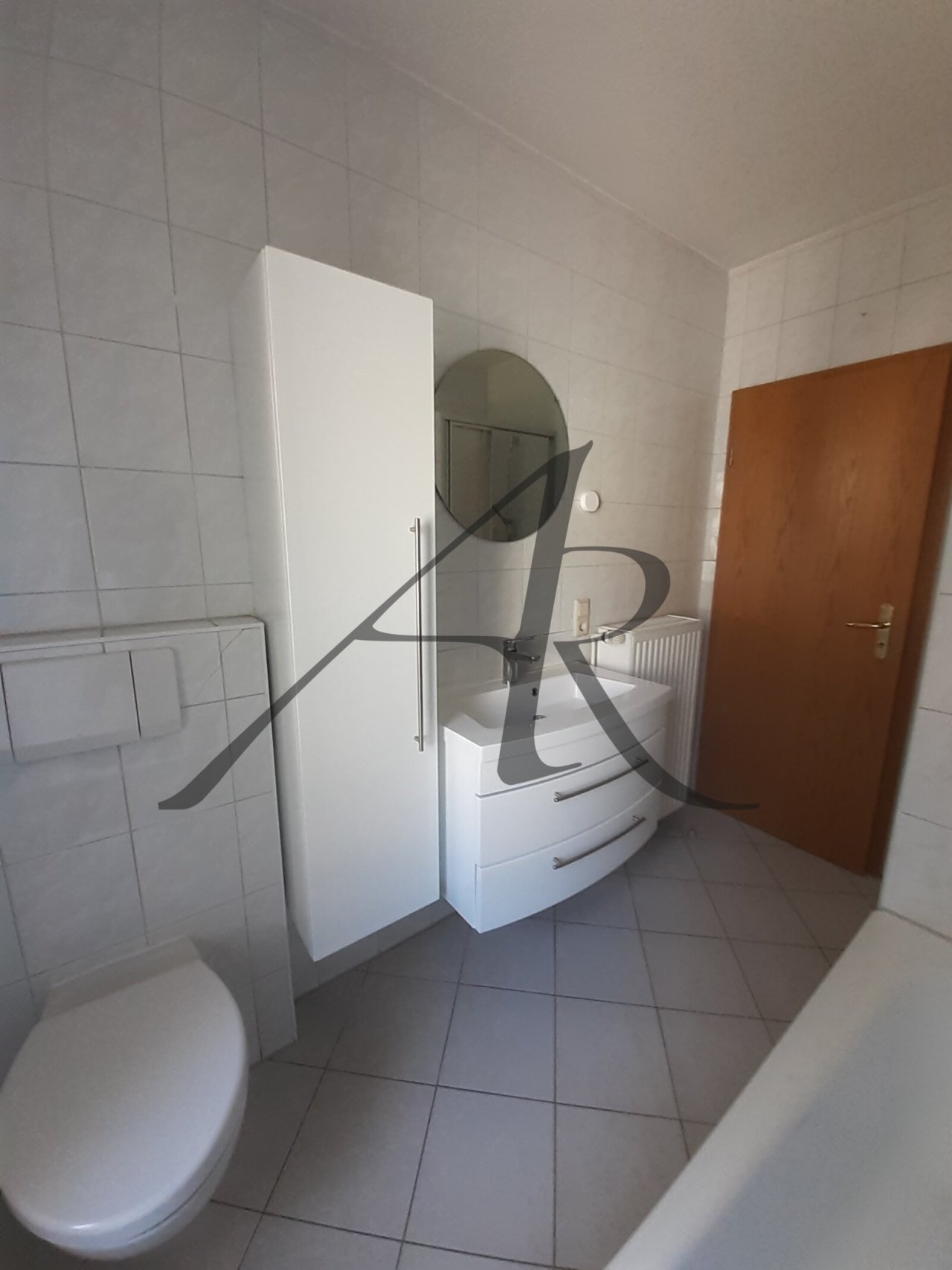Tageslichtbad mit Badewanne und Dusche Tageslichtbad mit Badewanne und Dusche