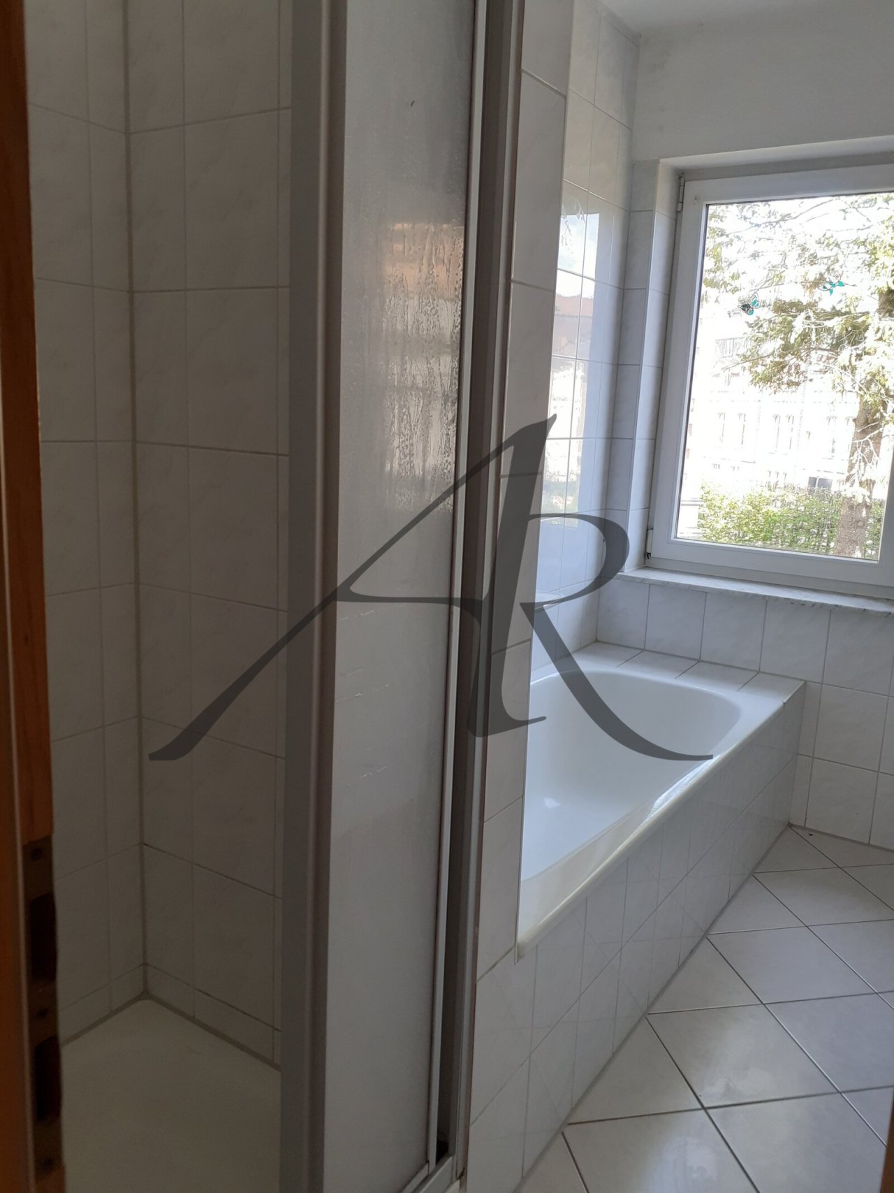 Tageslichtbad mit Badewanne und Dusche Tageslichtbad mit Badewanne und Dusche