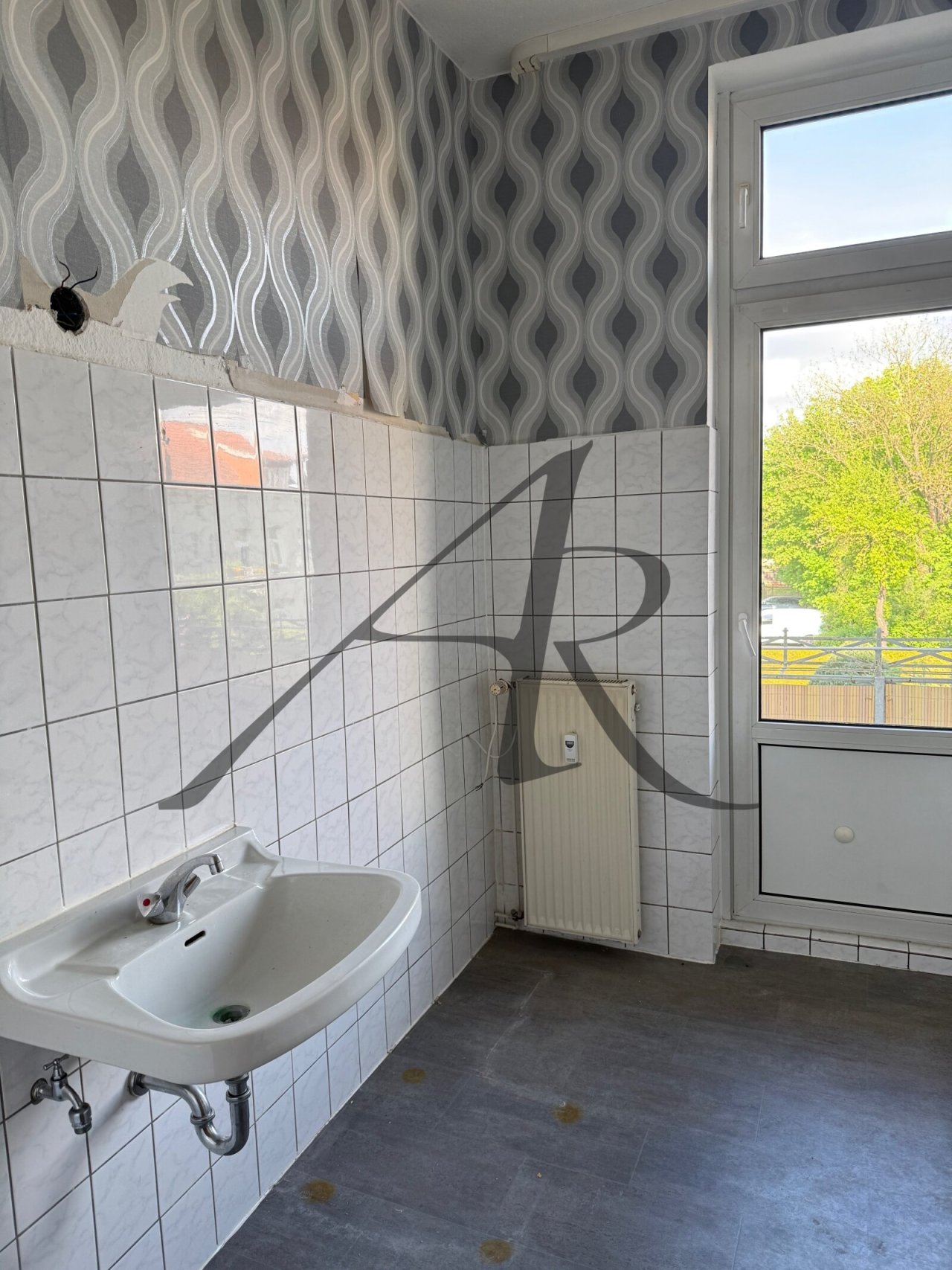 Tageslichtbad mit Dusche und Balkonzugang Tageslichtbad mit Dusche und Balkonzugang