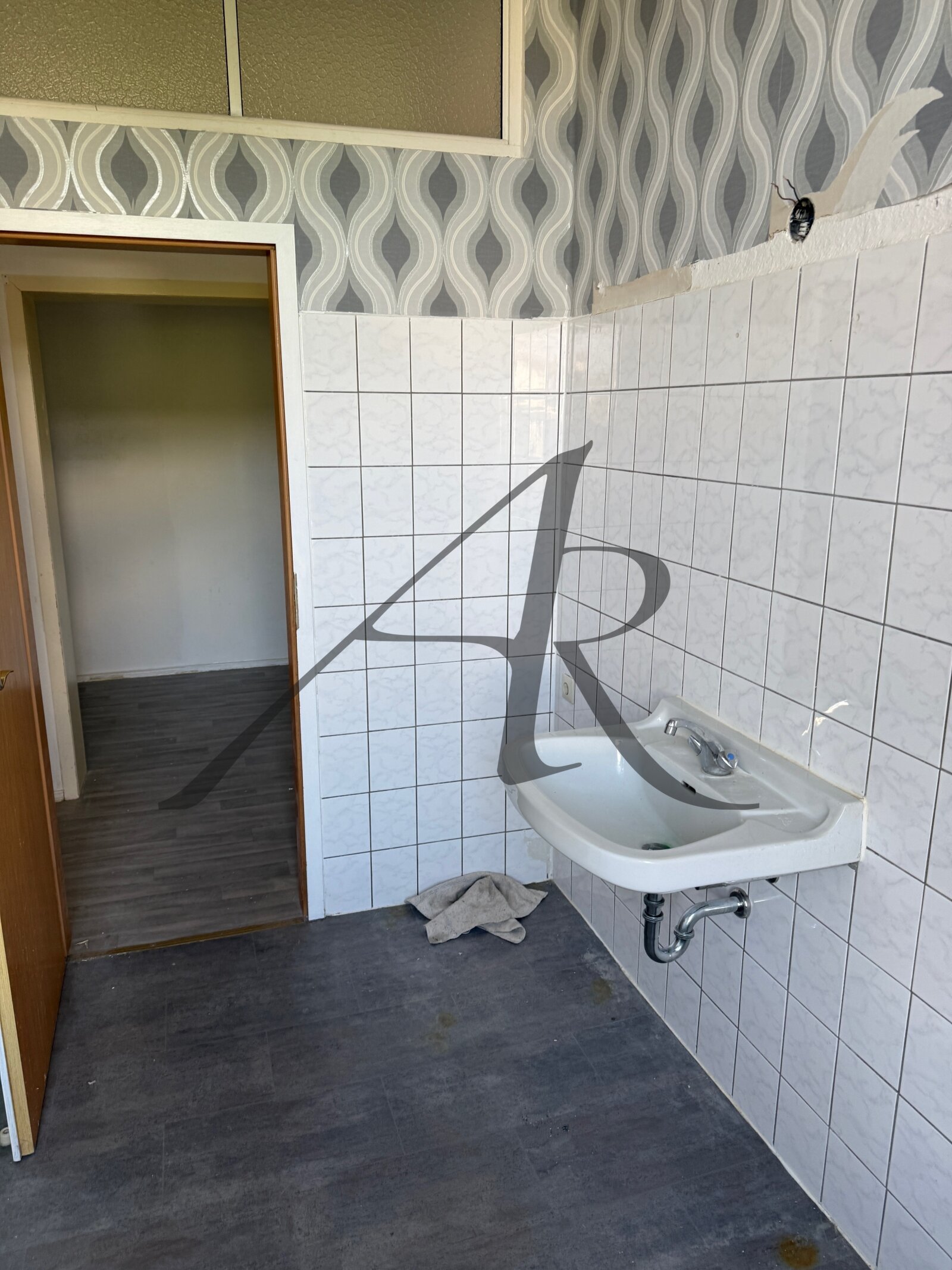 Tageslichtbad mit Dusche und Balkonzugang Tageslichtbad mit Dusche und Balkonzugang
