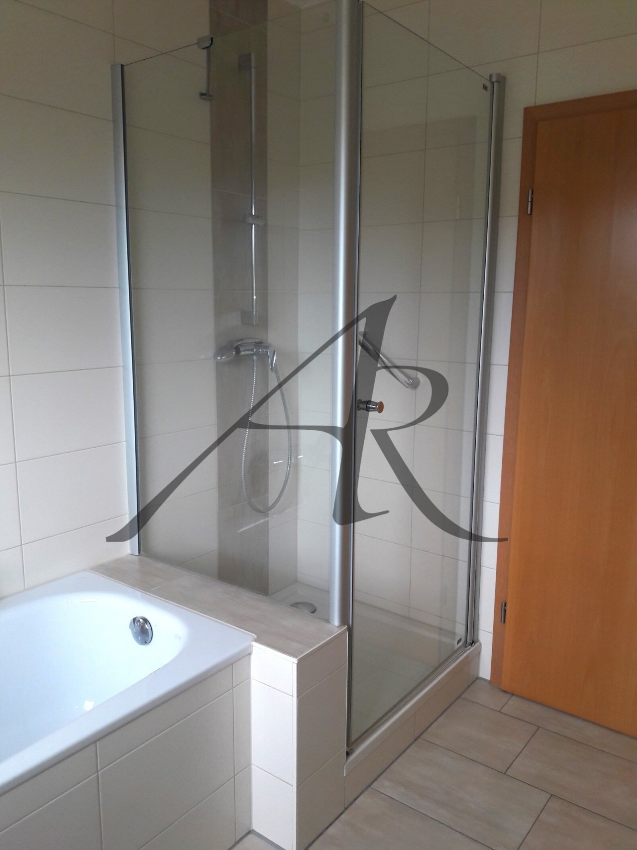 Tageslichtbad mit Badewanne und Dusche Tageslichtbad mit Badewanne und Dusche