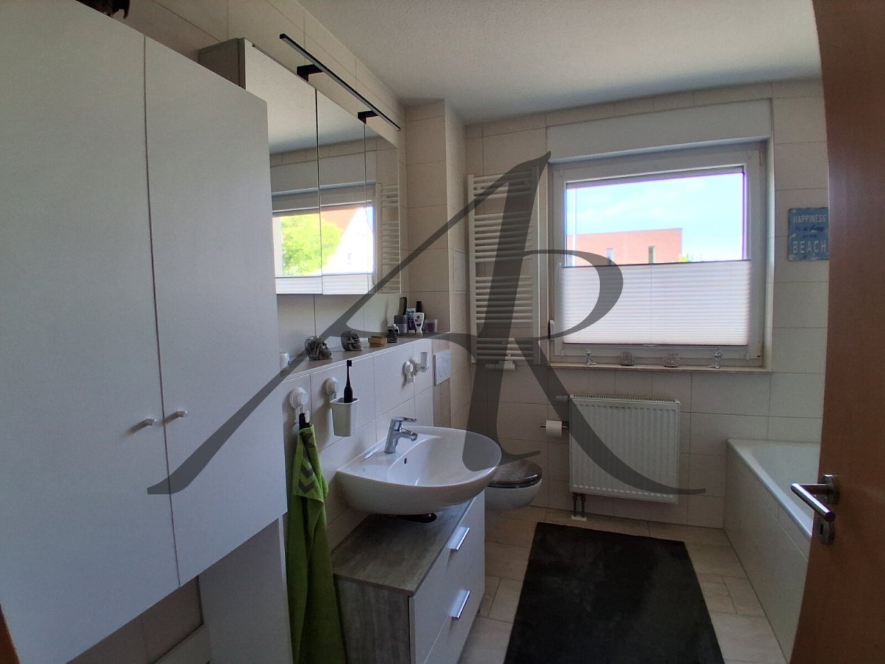 Tageslichtbad mit Badewanne und Dusche Tageslichtbad mit Badewanne und Dusche