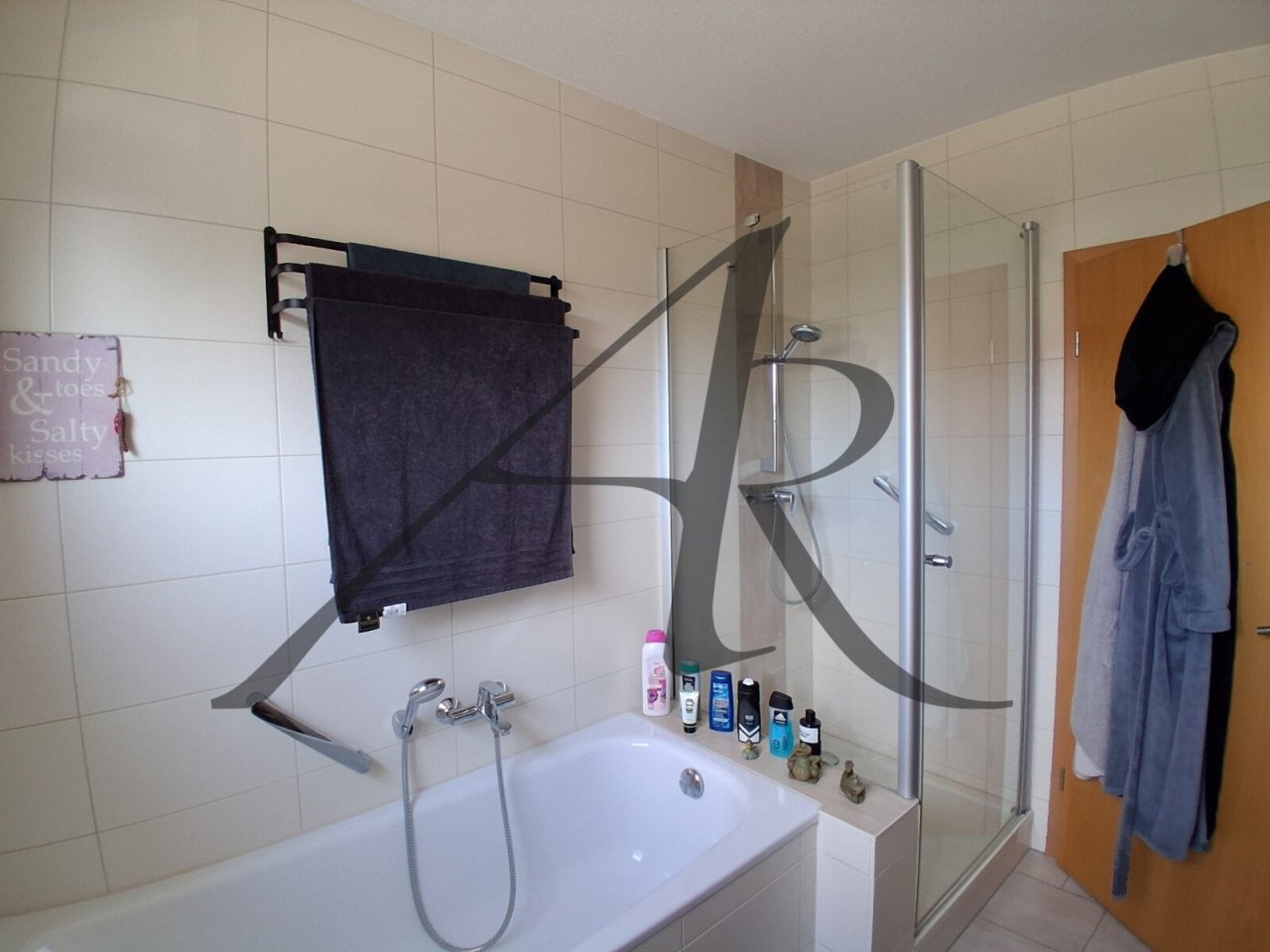Tageslichtbad mit Badewanne und Dusche Tageslichtbad mit Badewanne und Dusche