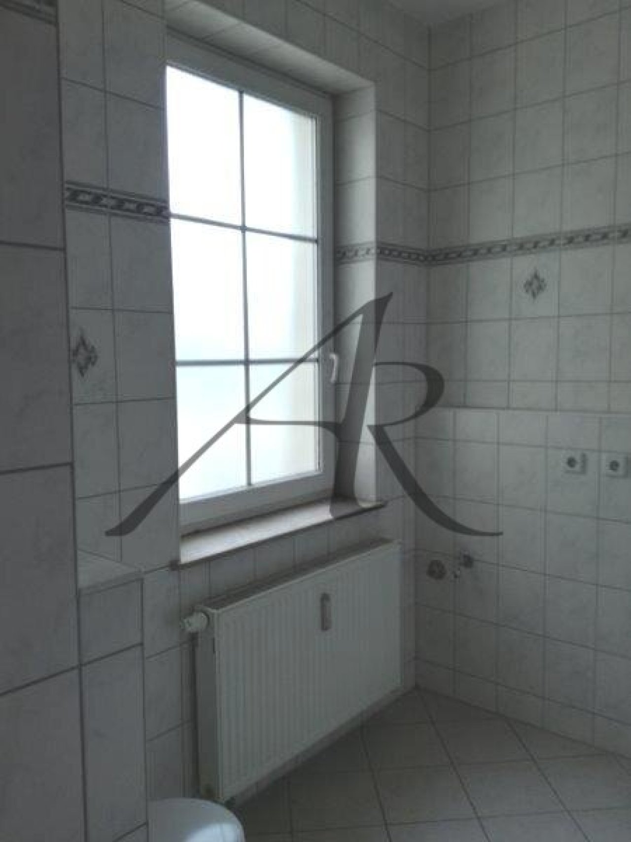 Tageslichtbad mit Badewanne und Dusche Tageslichtbad mit Badewanne und Dusche