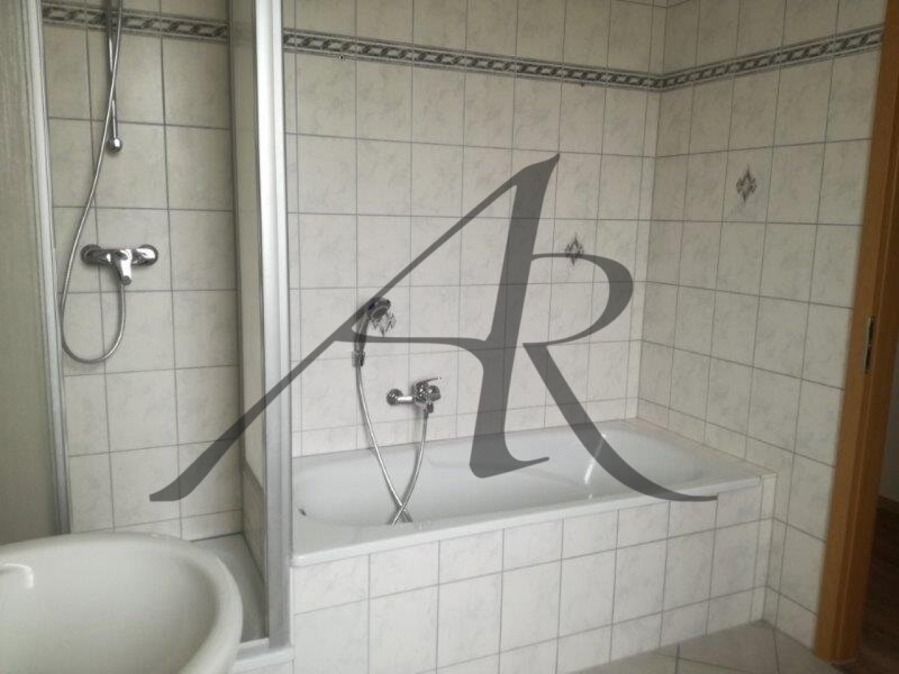 Tageslichtbad mit Badewanne und Dusche Tageslichtbad mit Badewanne und Dusche