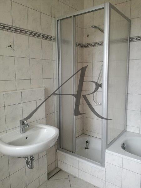 Tageslichtbad mit Badewanne und Dusche Tageslichtbad mit Badewanne und Dusche