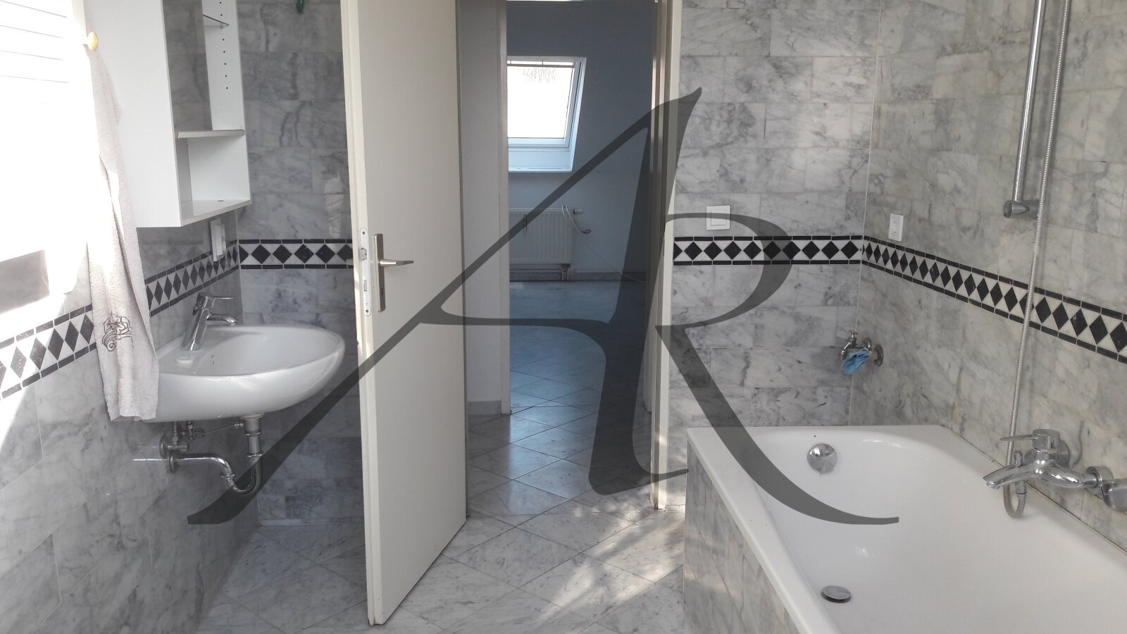 Tageslichtbad mit Badewanne Tageslichtbad mit Badewanne