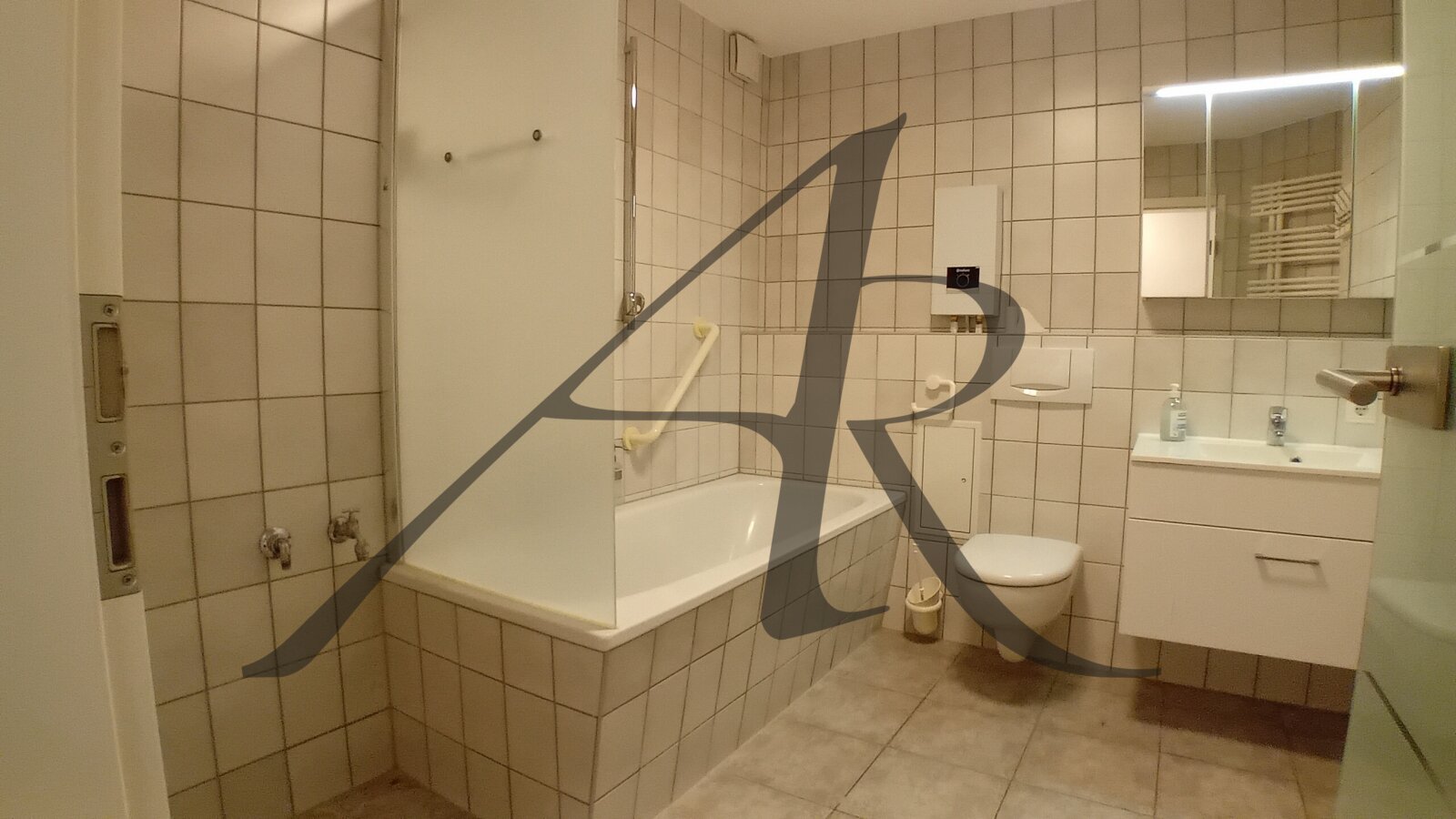 Bad mit Badewanne