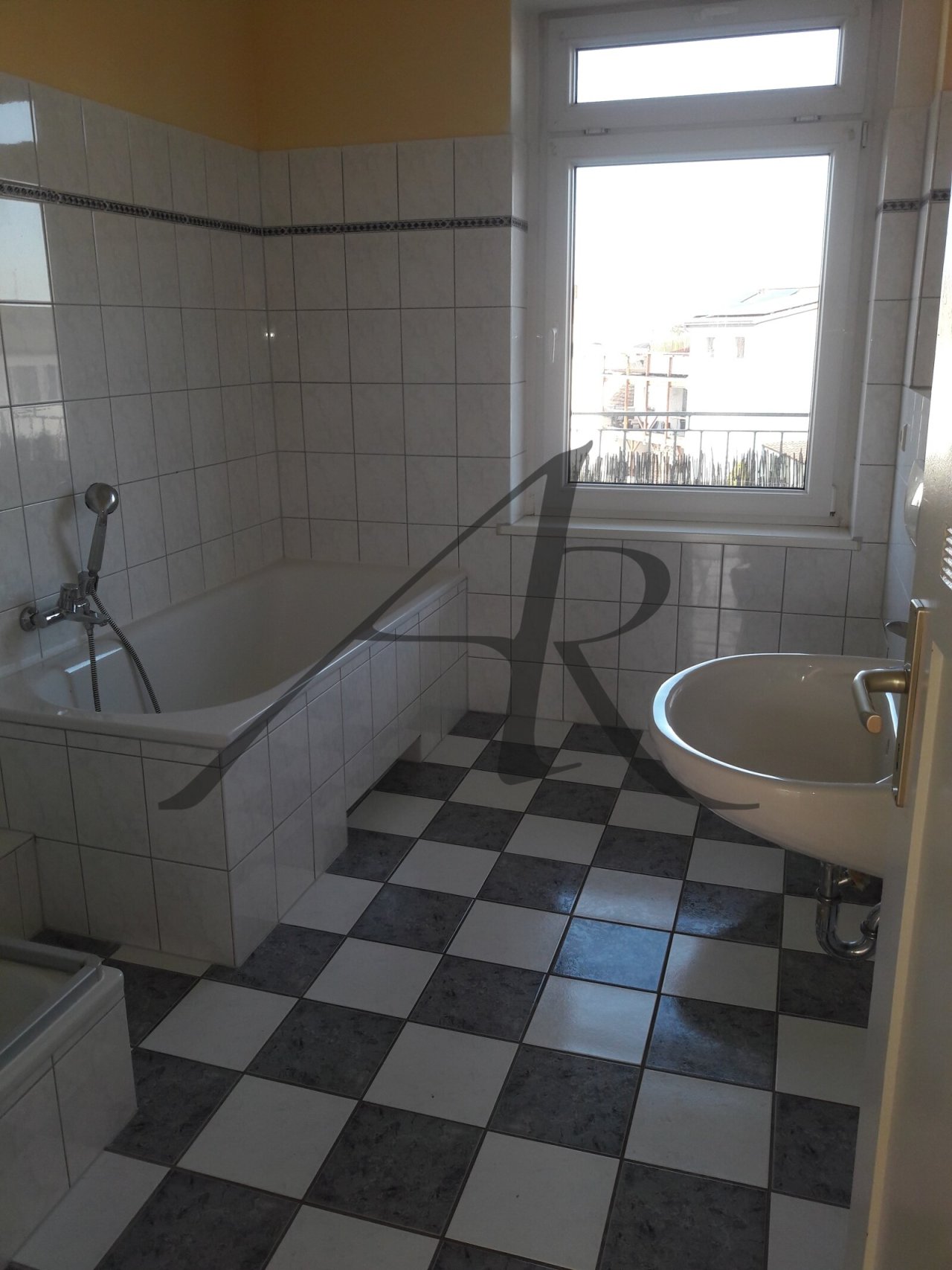 Tageslichtbad mit Badewanne und Dusche