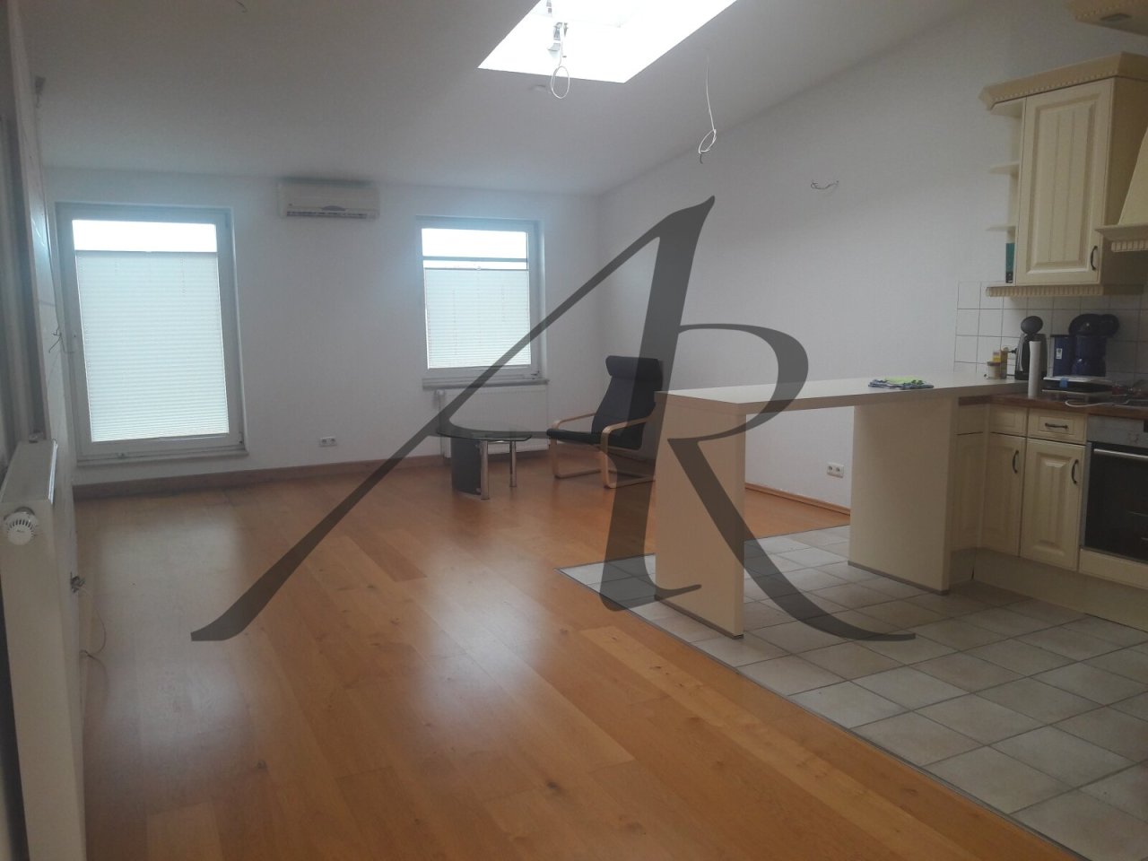 amerikanischer Wohnbereich mit Einbauküche und Terrassenzugang amerikanischer Wohnbereich mit Einbauküche und Terrassenzugang