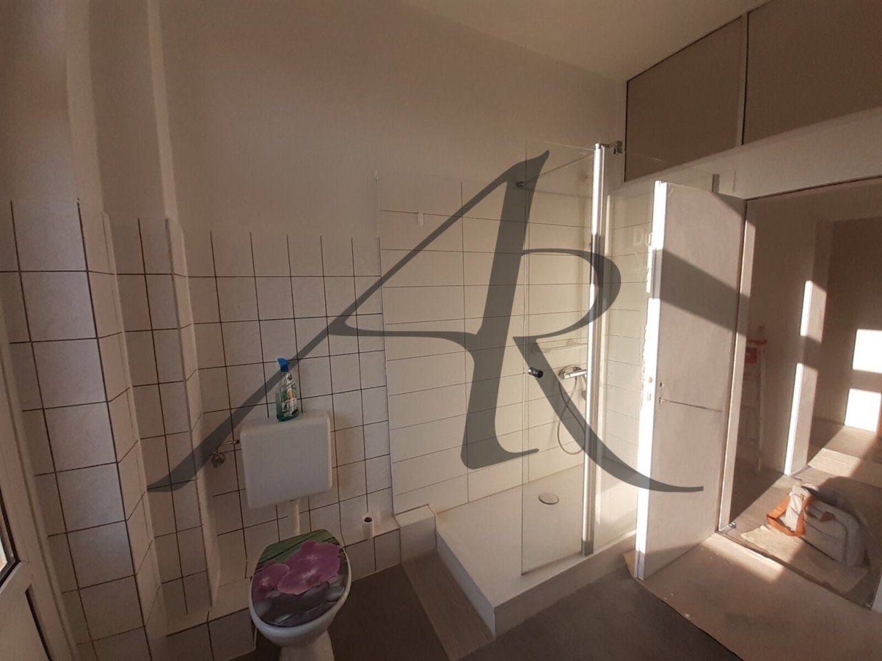 Bad mit Dusche und Balkonzugang Bad mit Dusche und Balkonzugang