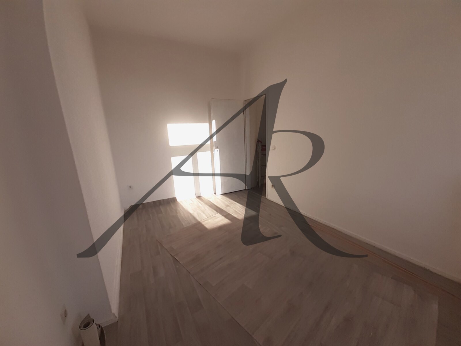 Zimmer mit Balkonzugang und Abstellraum Zimmer mit Balkonzugang und Abstellraum