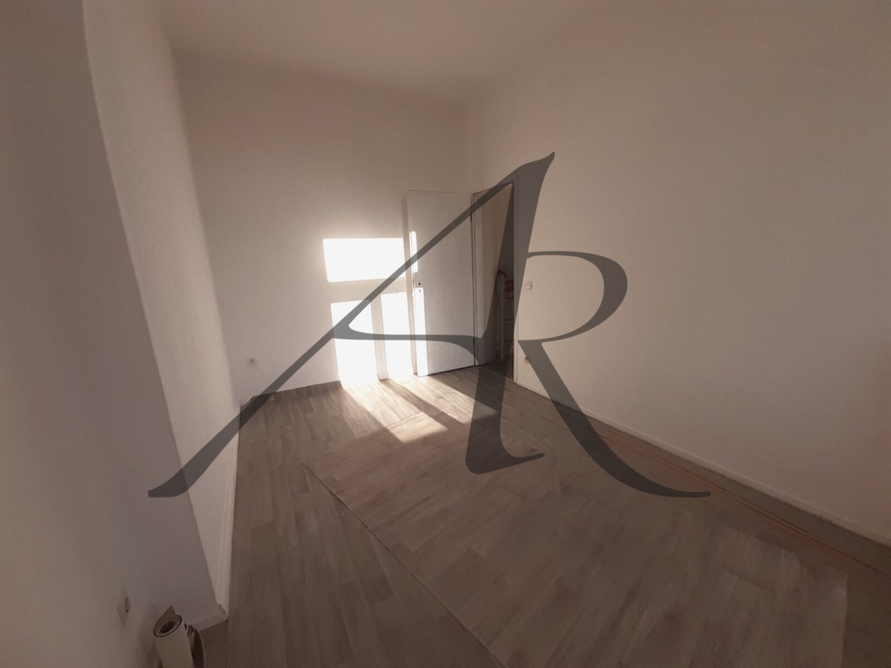 Zimmer mit Balkonzugang und Abstellraum Zimmer mit Balkonzugang und Abstellraum