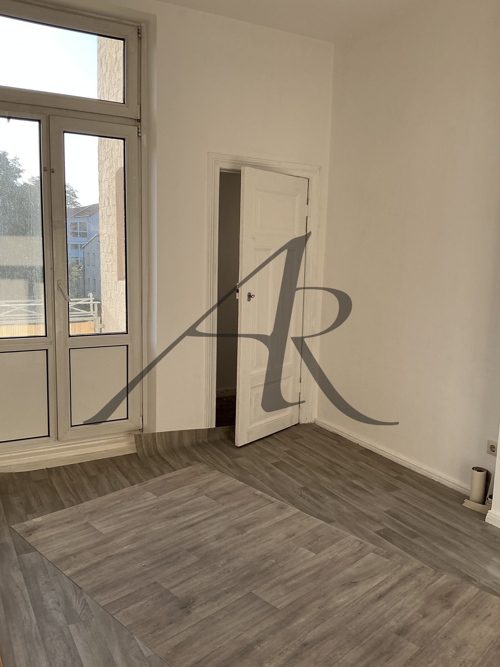 Zimmer mit Balkonzugang und Abstellraum Zimmer mit Balkonzugang und Abstellraum