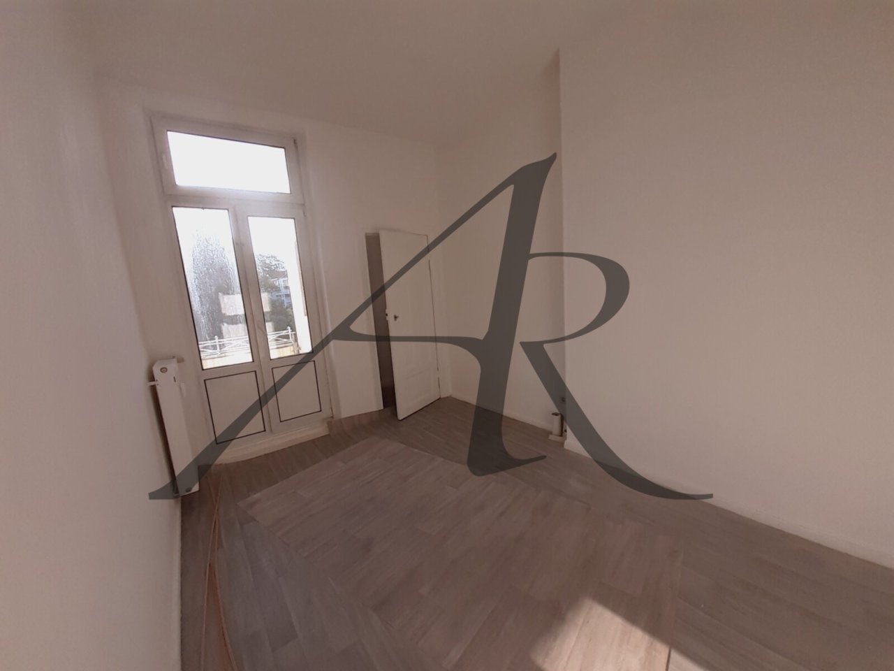 Zimmer mit Balkonzugang und Abstellraum Zimmer mit Balkonzugang und Abstellraum