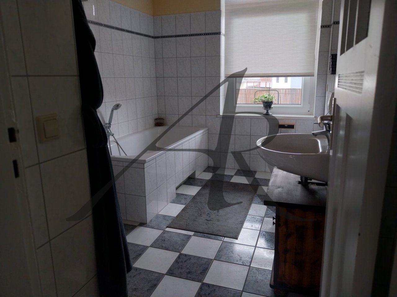 Tageslichtbad mit Dusche und Badewanne Tageslichtbad mit Dusche und Badewanne