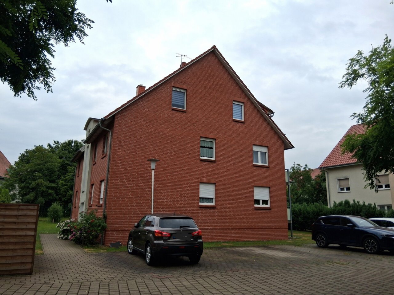 Hausansicht Giebelseite mit Parkplätzen