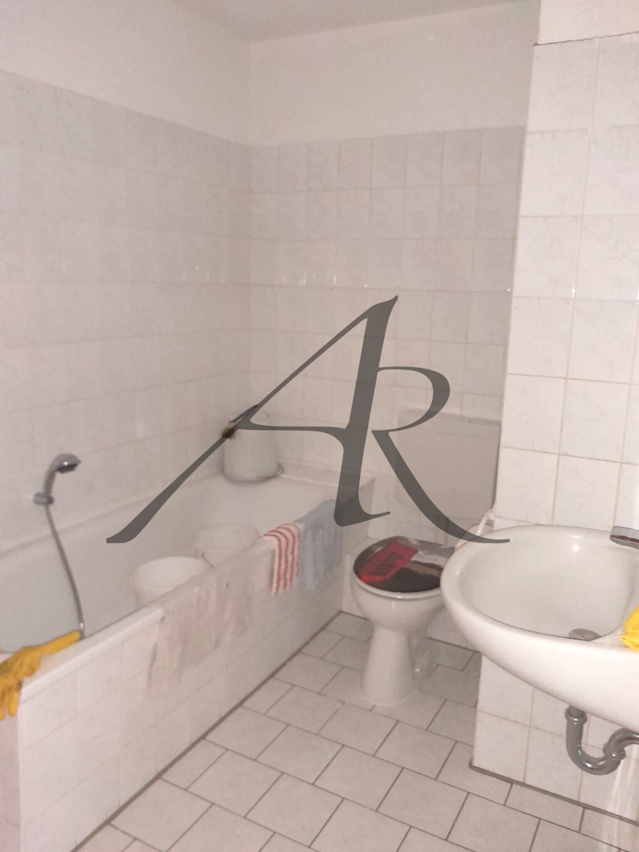 Bad mit Badewanne und Dusche Bad mit Badewanne und Dusche