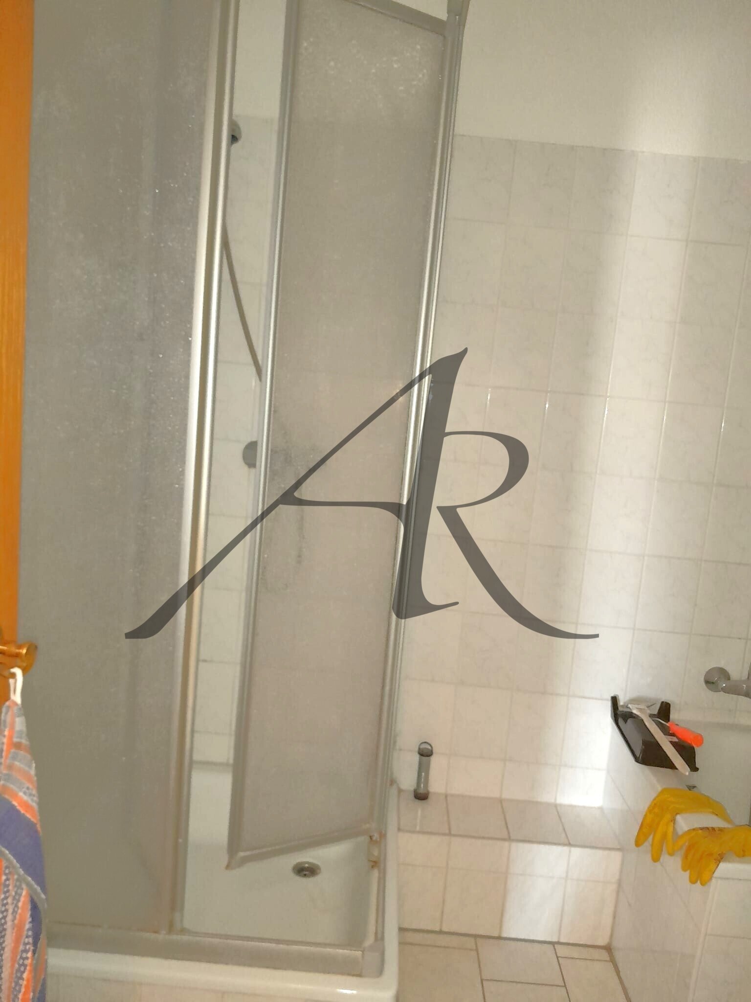 Bad mit Badewanne und Dusche Bad mit Badewanne und Dusche