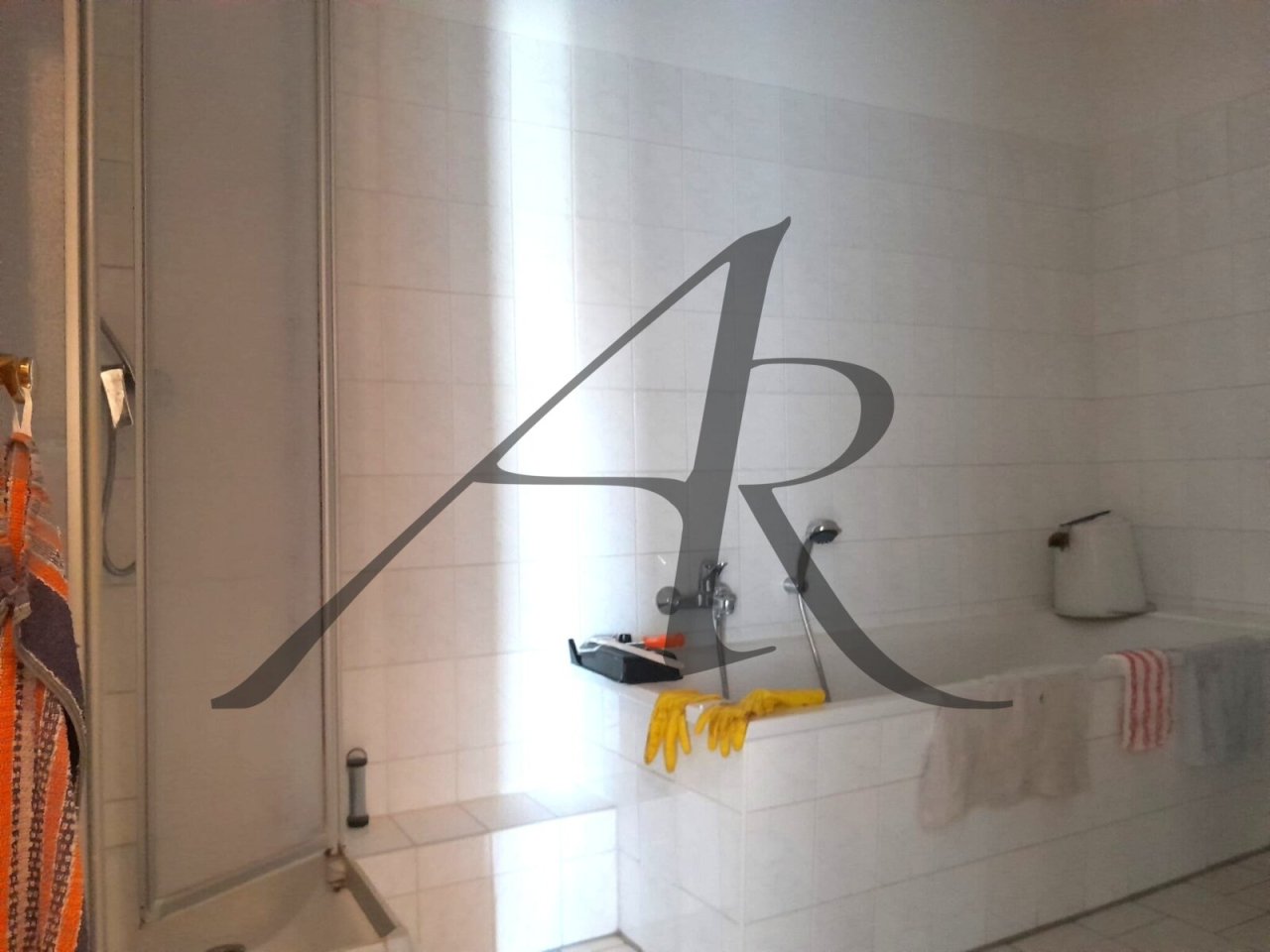 Bad mit Badewanne und Dusche Bad mit Badewanne und Dusche