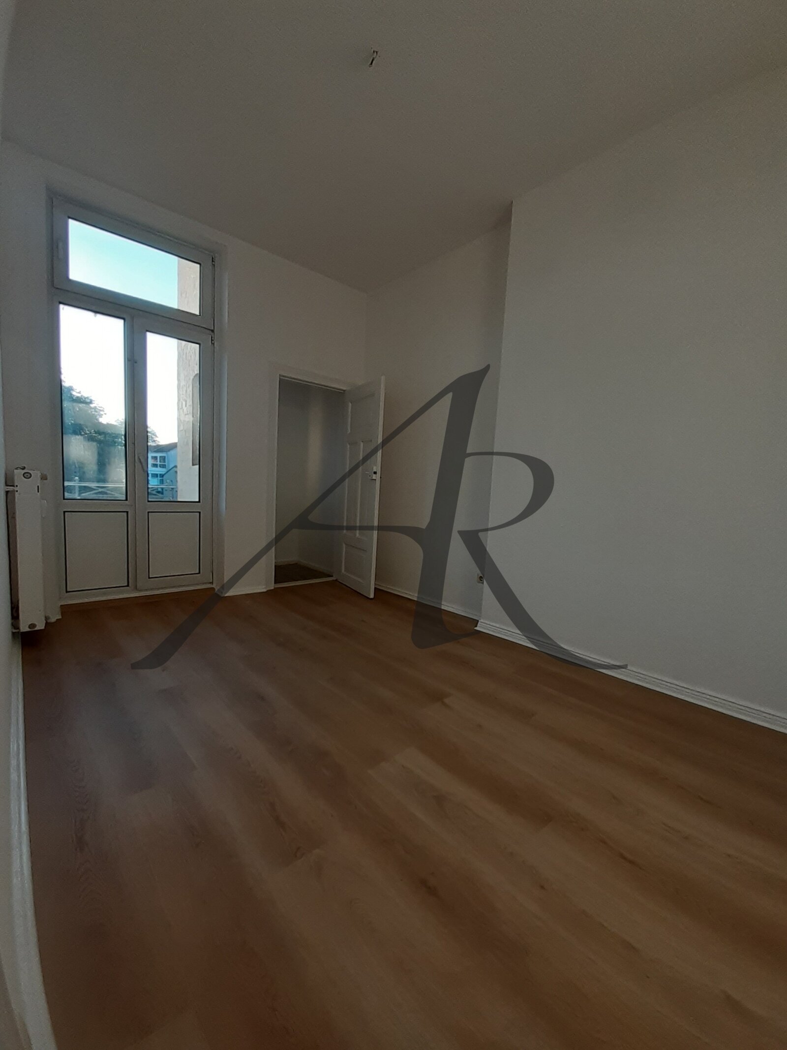 Zimmer mit Balkonzugang und Abstellkammer