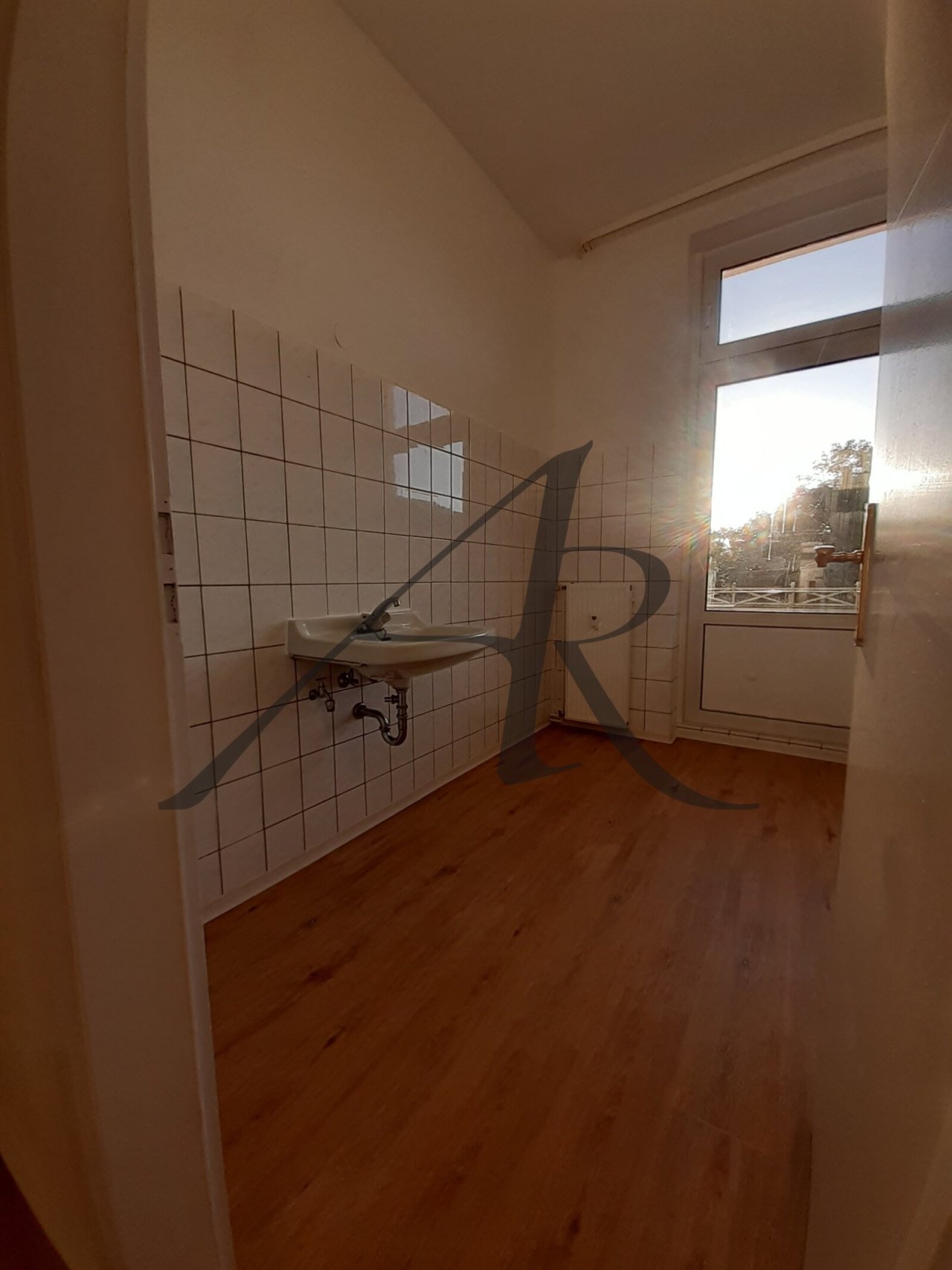 Tageslichtbad mit Dusche und Balkon
