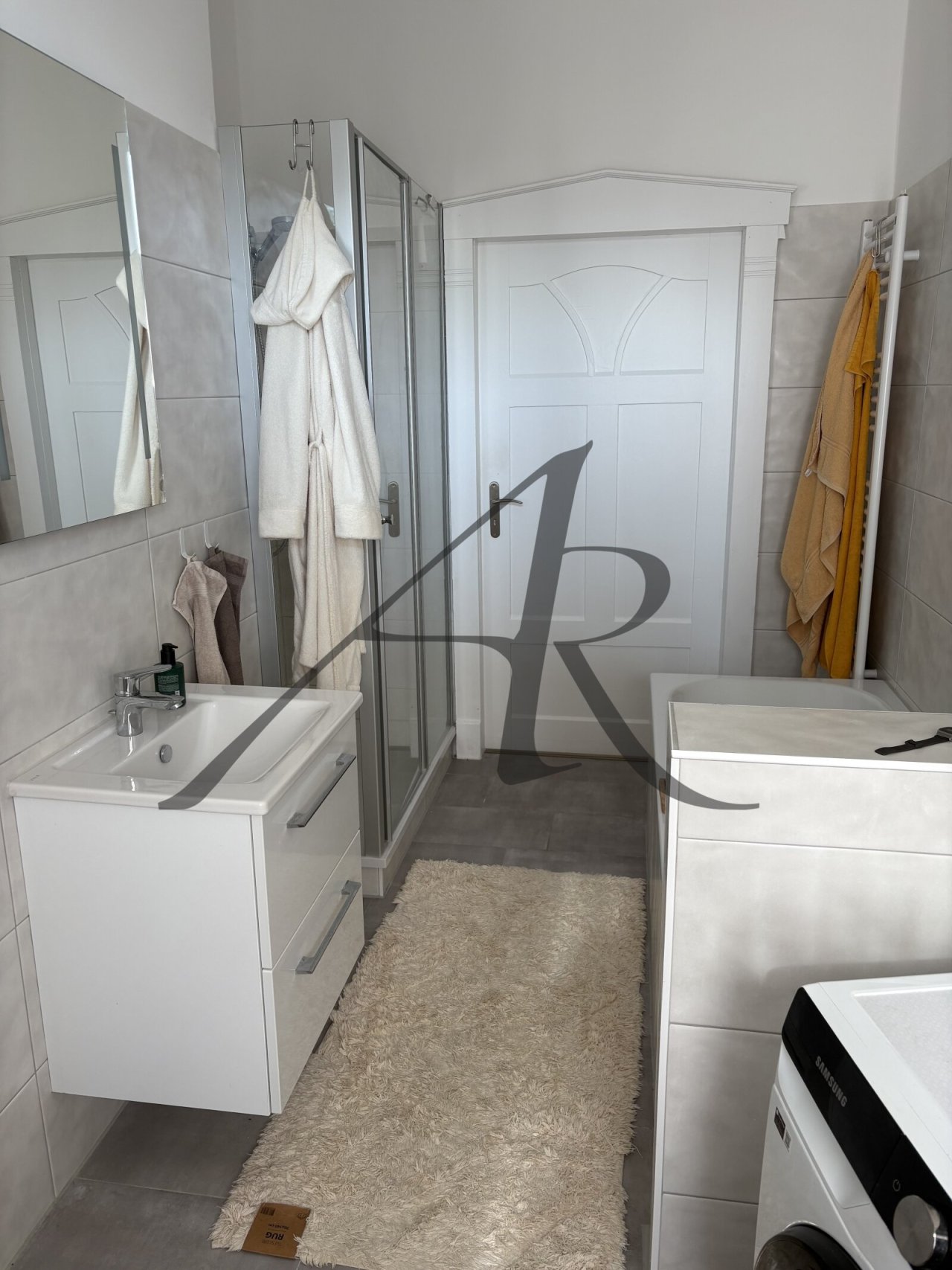 Tageslichtbad mit Badewanne und Dusche