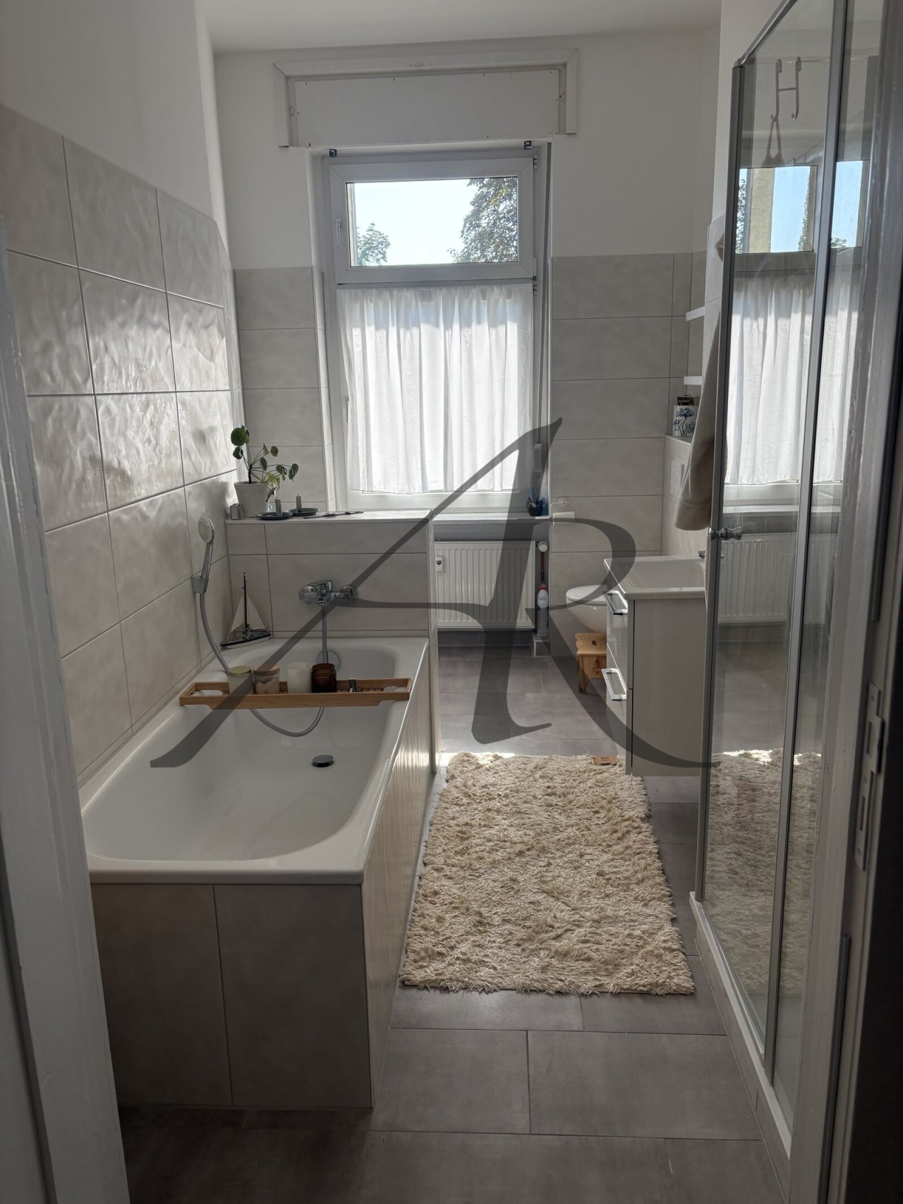 Tageslichtbad mit Badewanne und Dusche